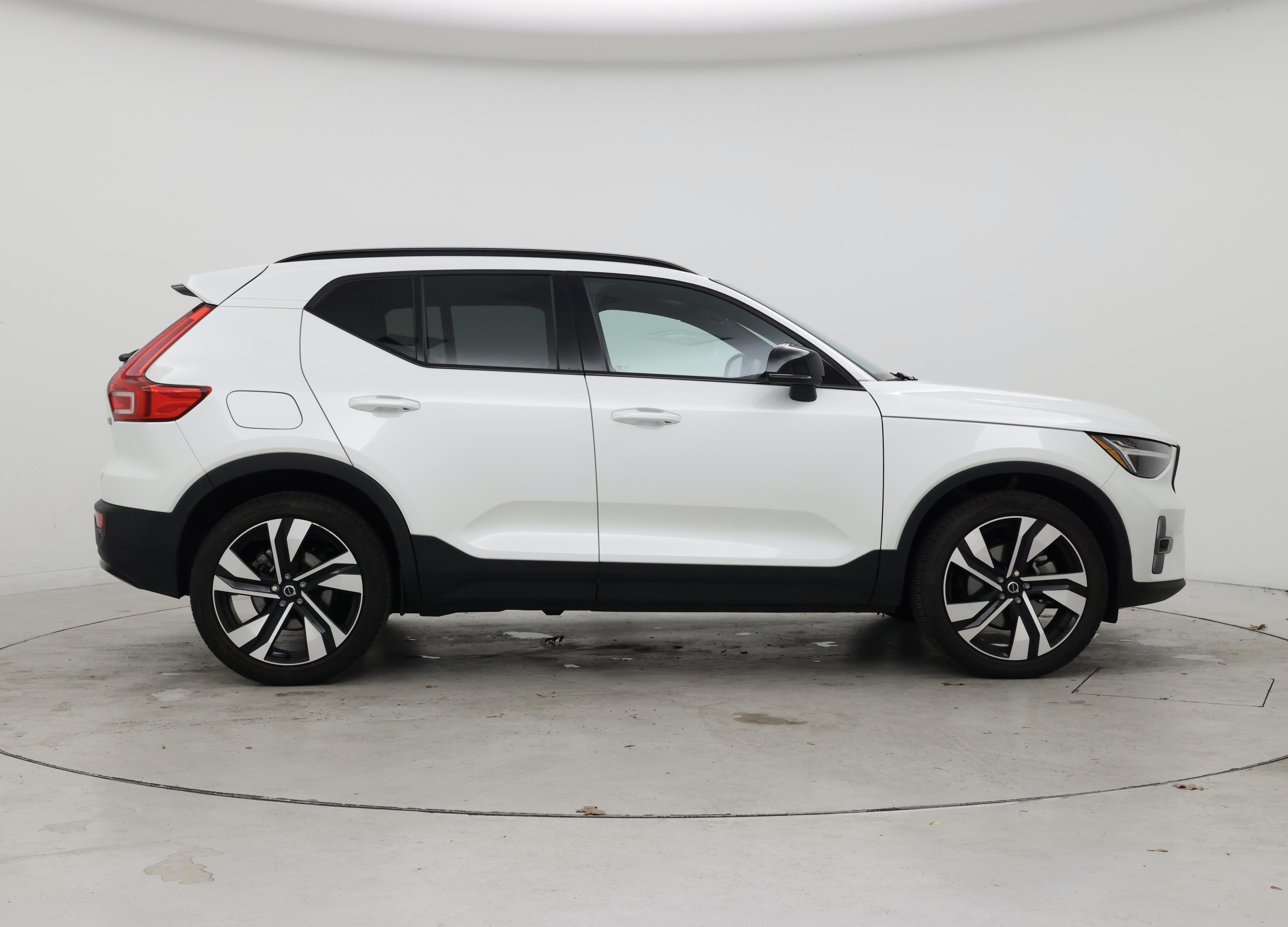 Thumbnail: 2023 Volvo XC40 - 7