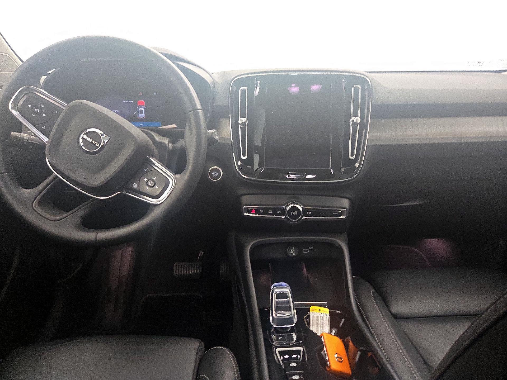 Thumbnail: 2023 Volvo XC40 - 9