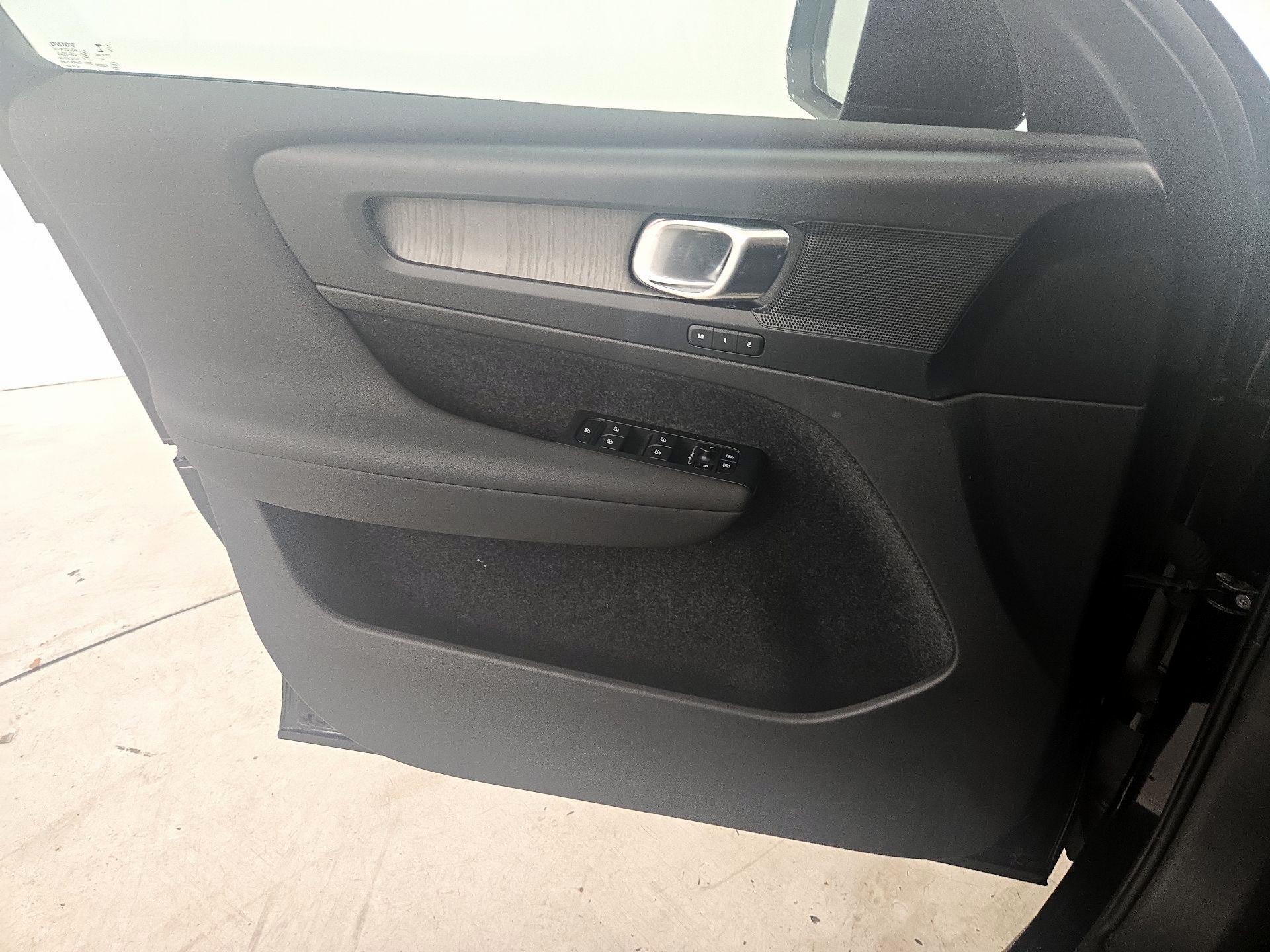 Thumbnail: 2023 Volvo XC40 - 12