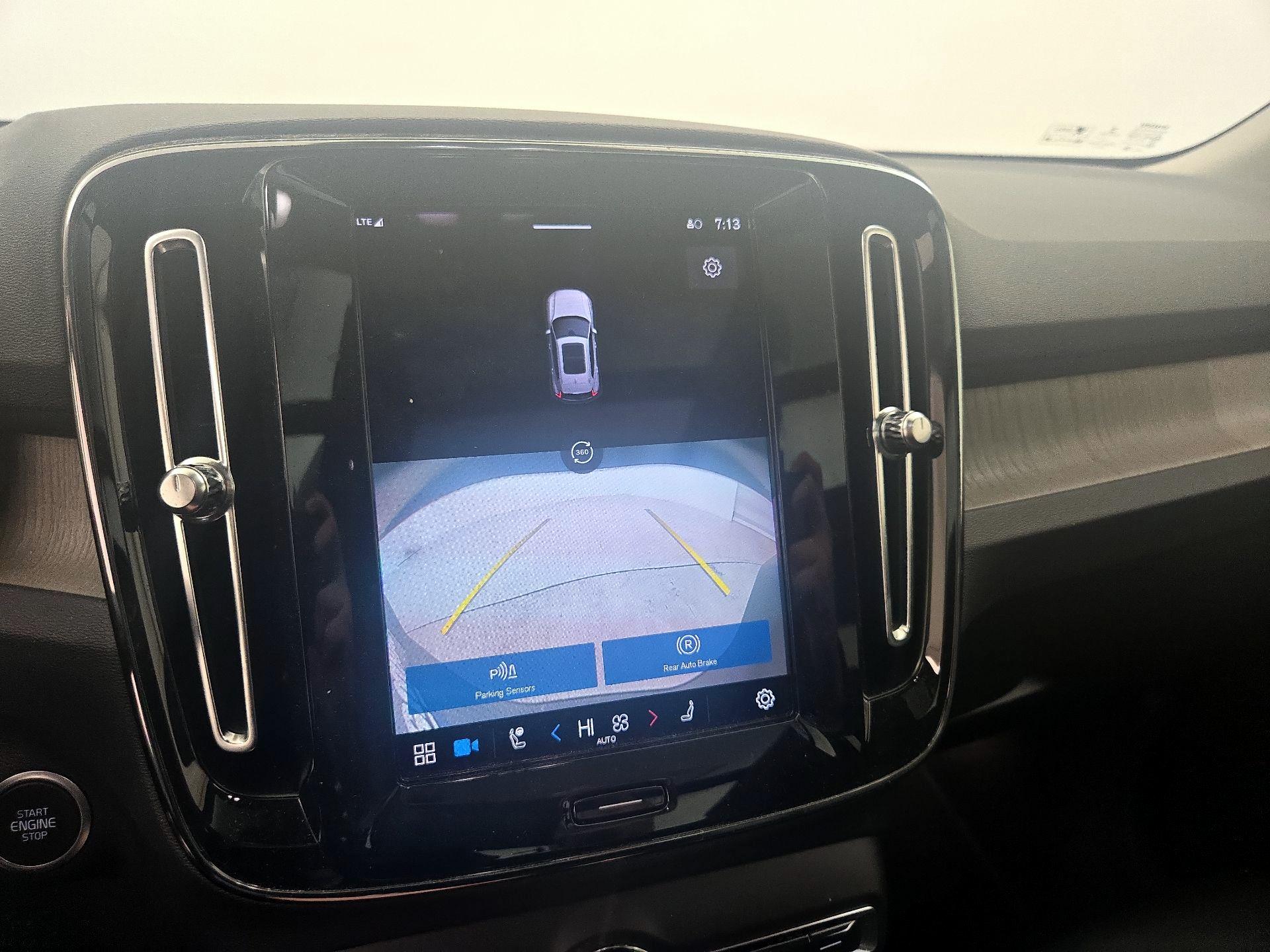 Thumbnail: 2023 Volvo XC40 - 14