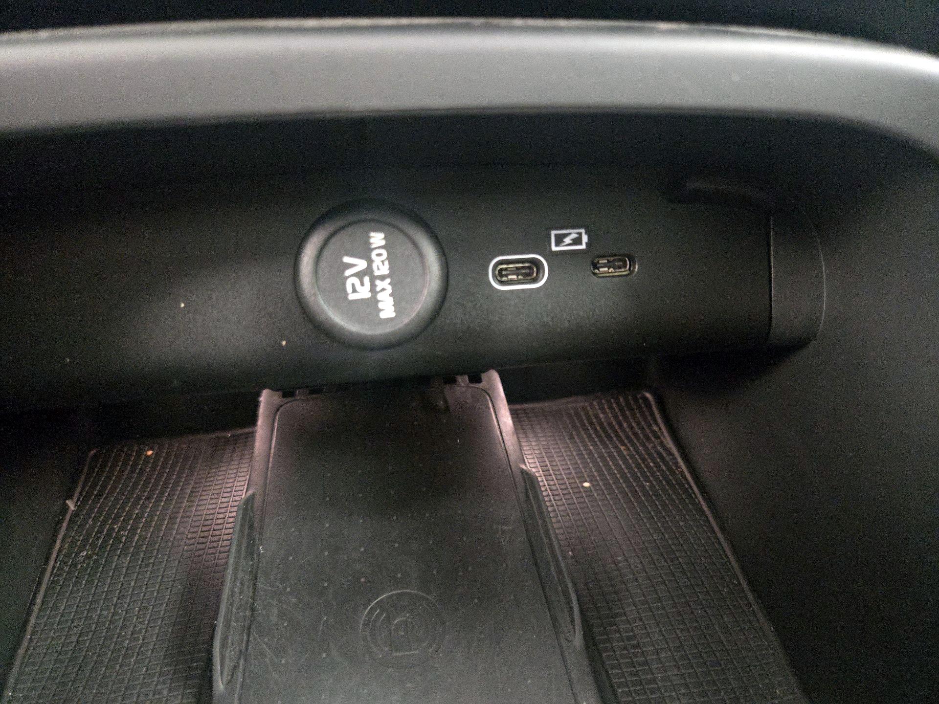 Thumbnail: 2023 Volvo XC40 - 18