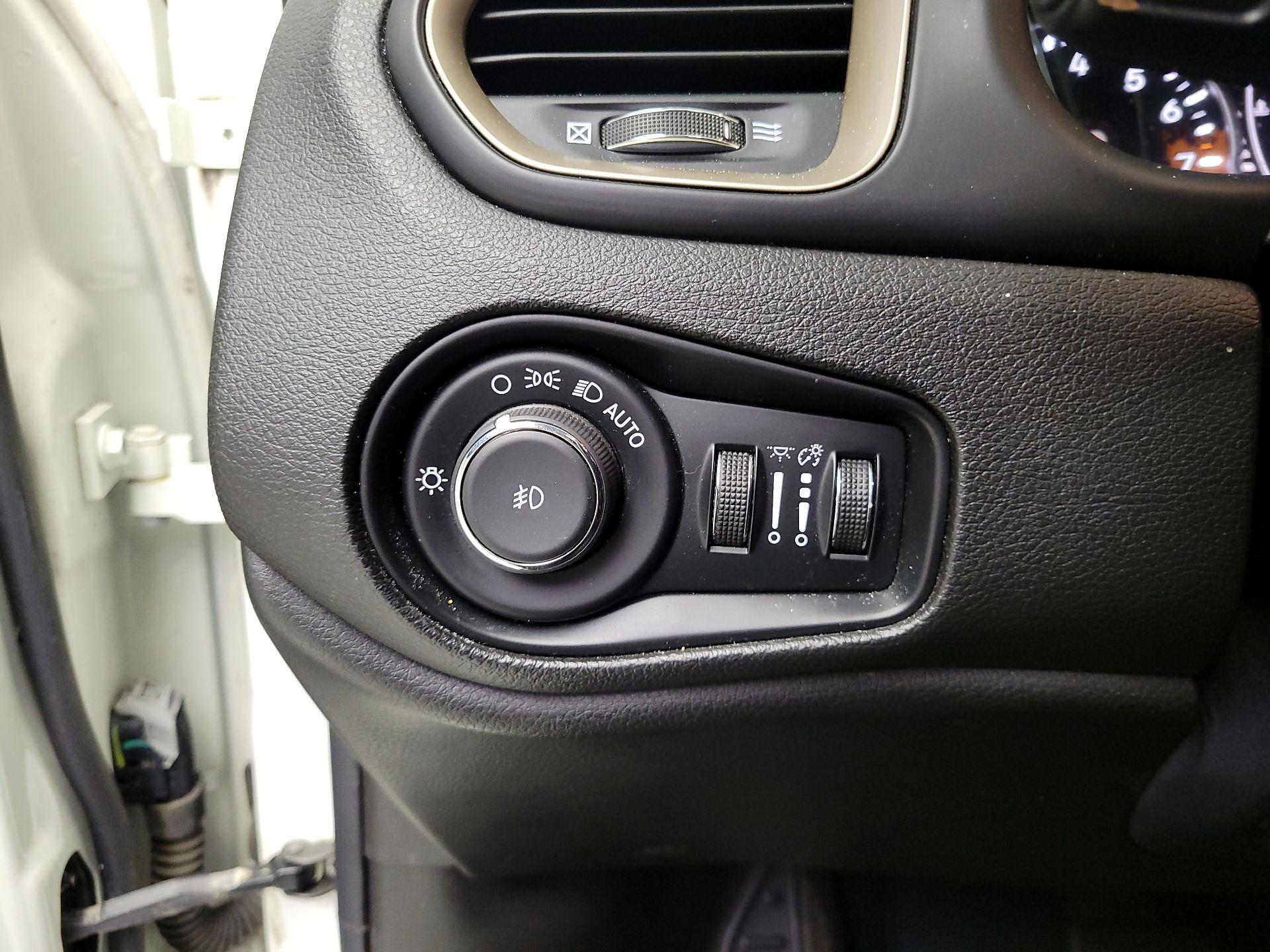 Thumbnail: 2016 Jeep Renegade - 13