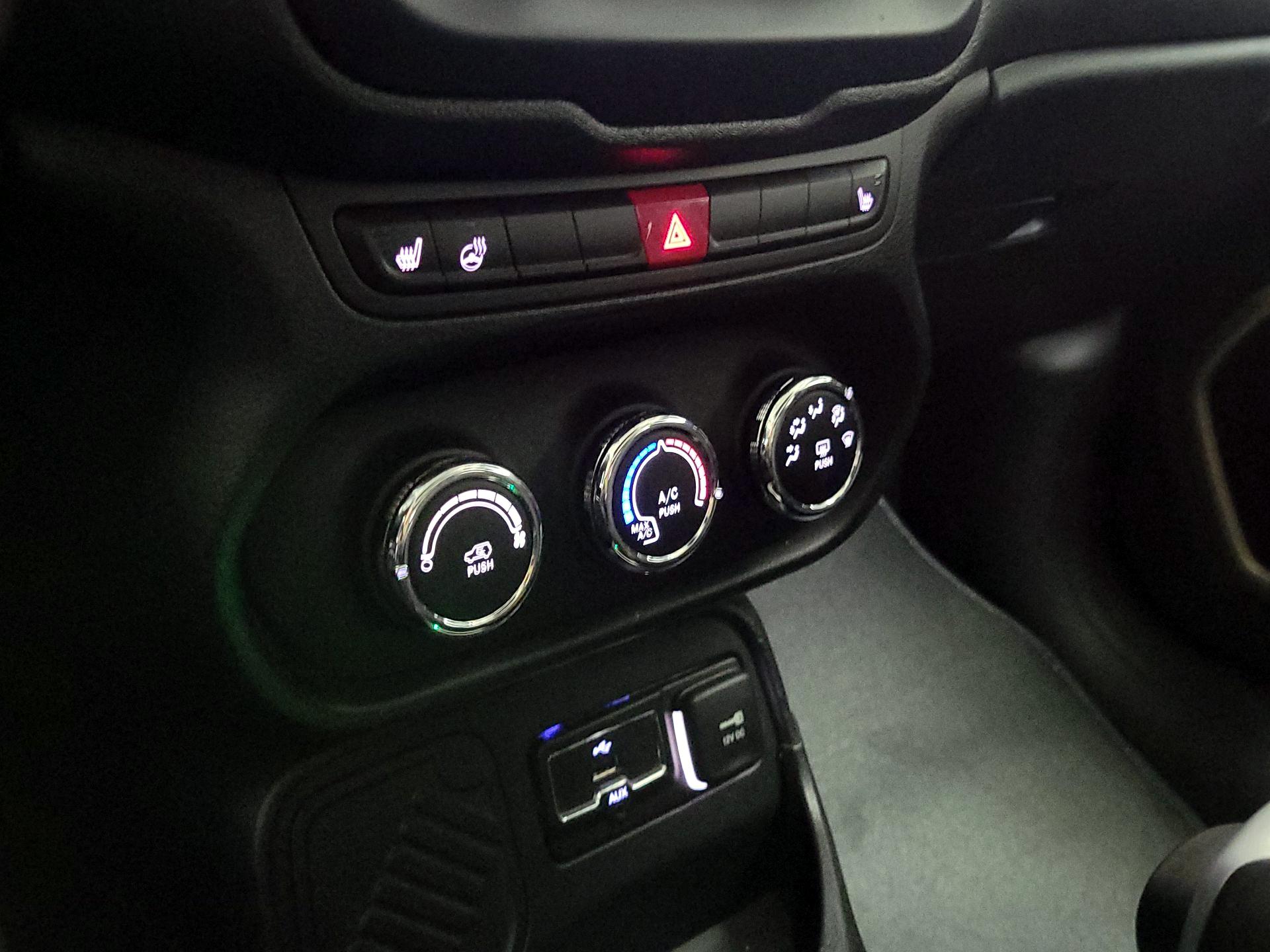 Thumbnail: 2016 Jeep Renegade - 16