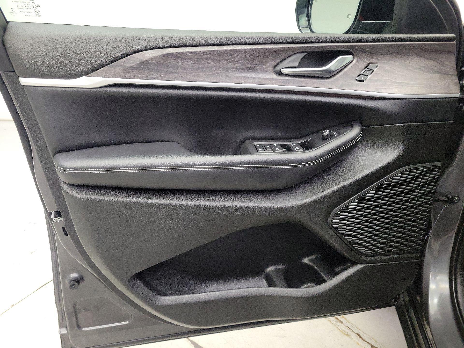 Thumbnail: 2023 Jeep Grand Cherokee - 12