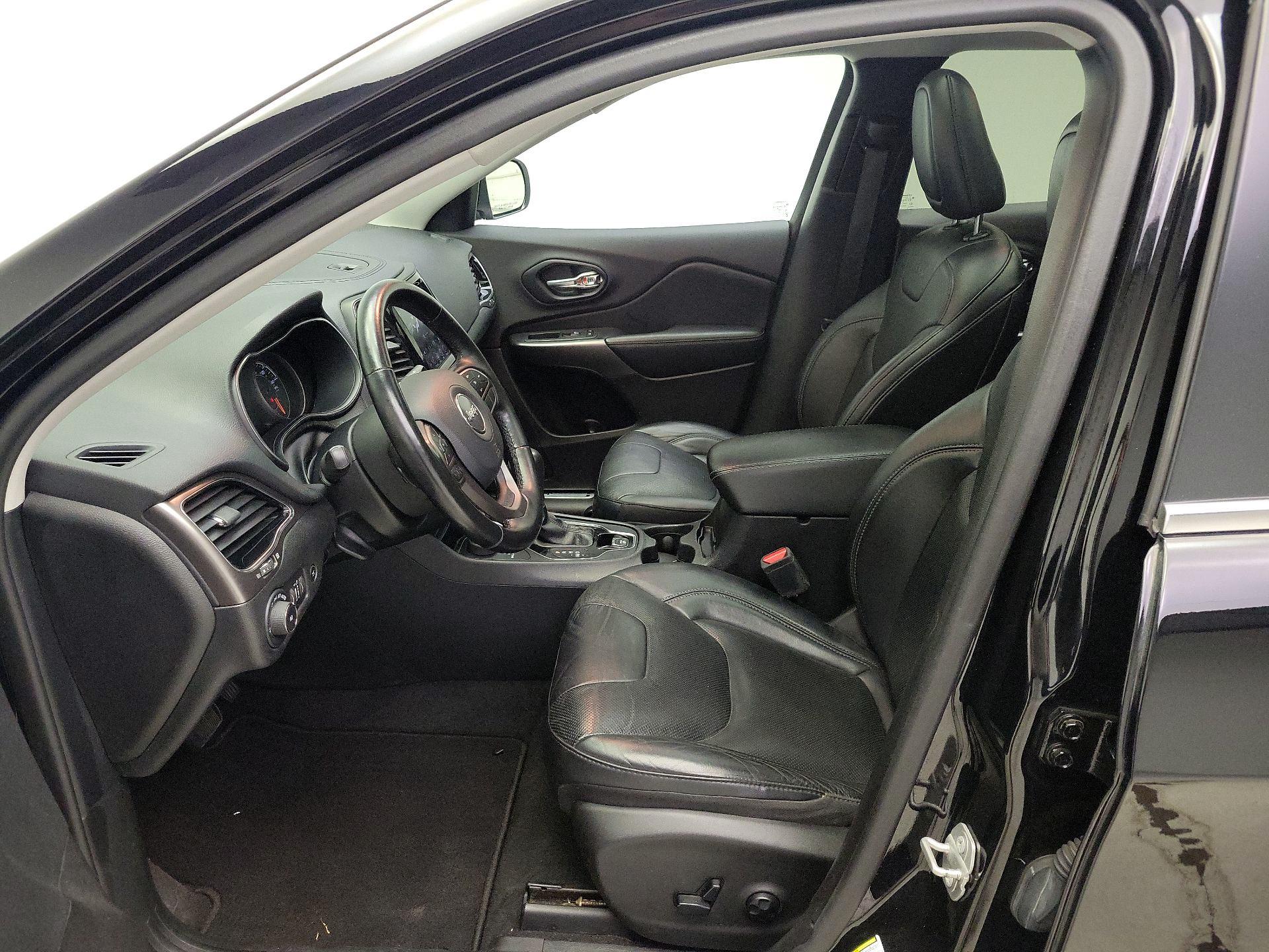 Thumbnail: 2020 Jeep Cherokee - 11