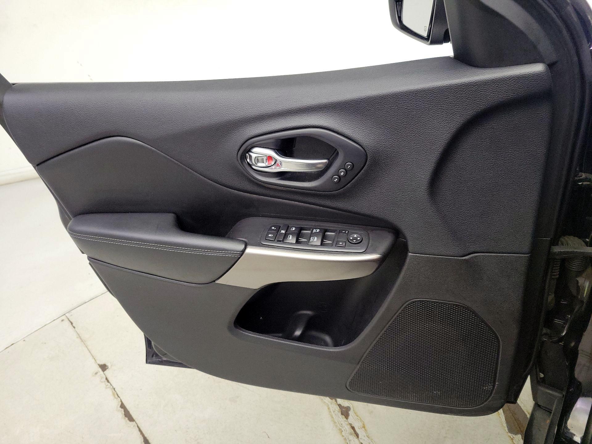 Thumbnail: 2020 Jeep Cherokee - 12