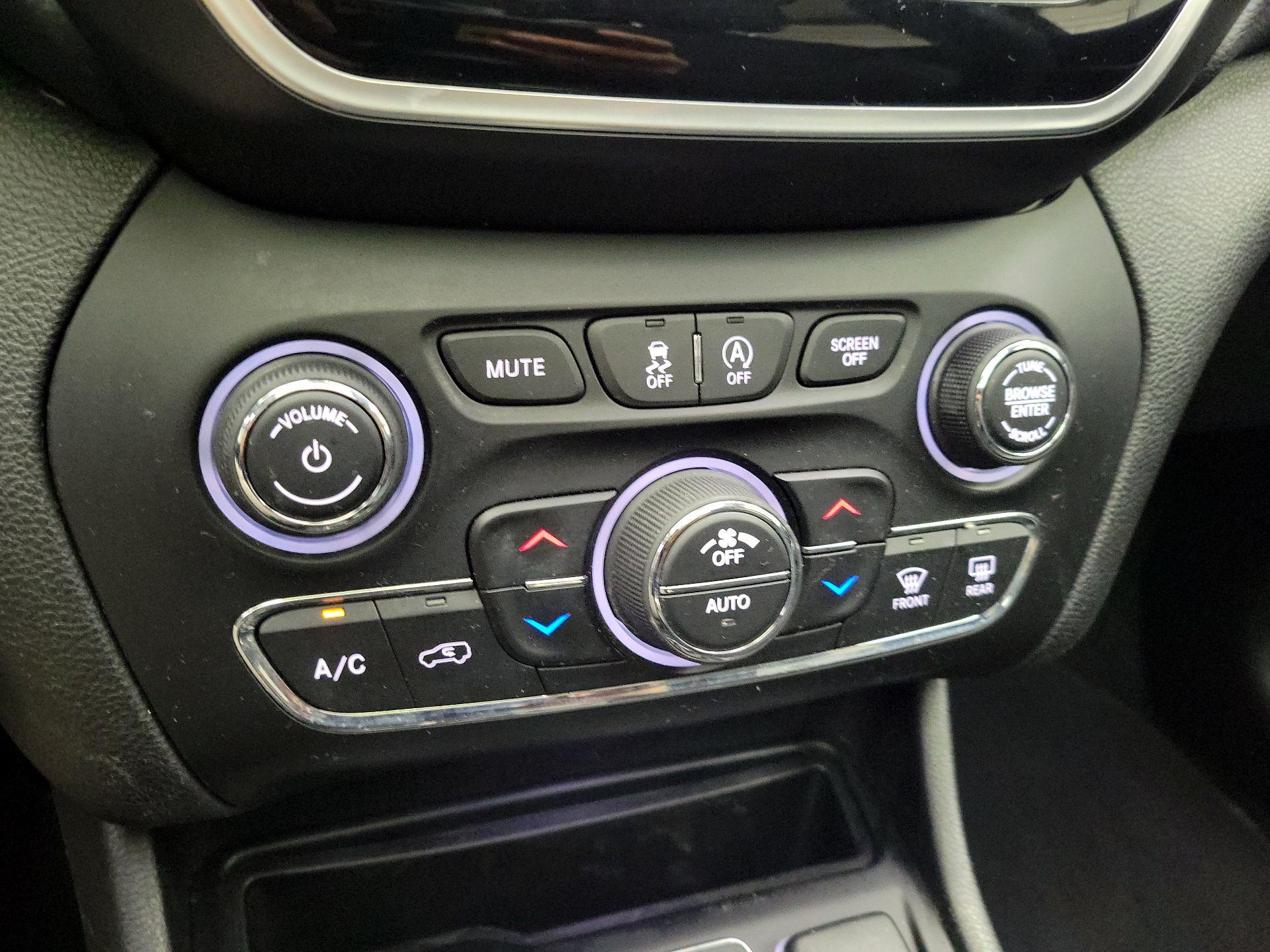 Thumbnail: 2020 Jeep Cherokee - 17