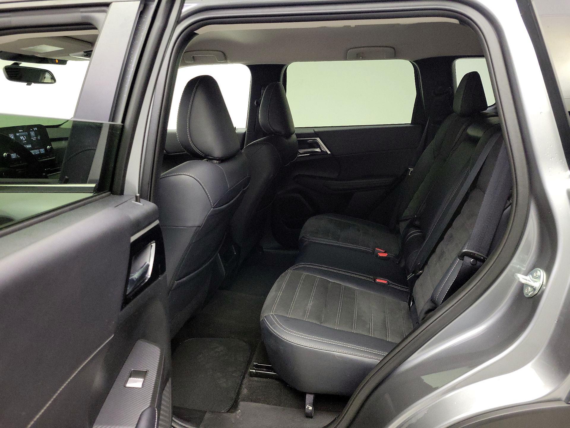 Thumbnail: 2024 Mitsubishi Outlander - 18