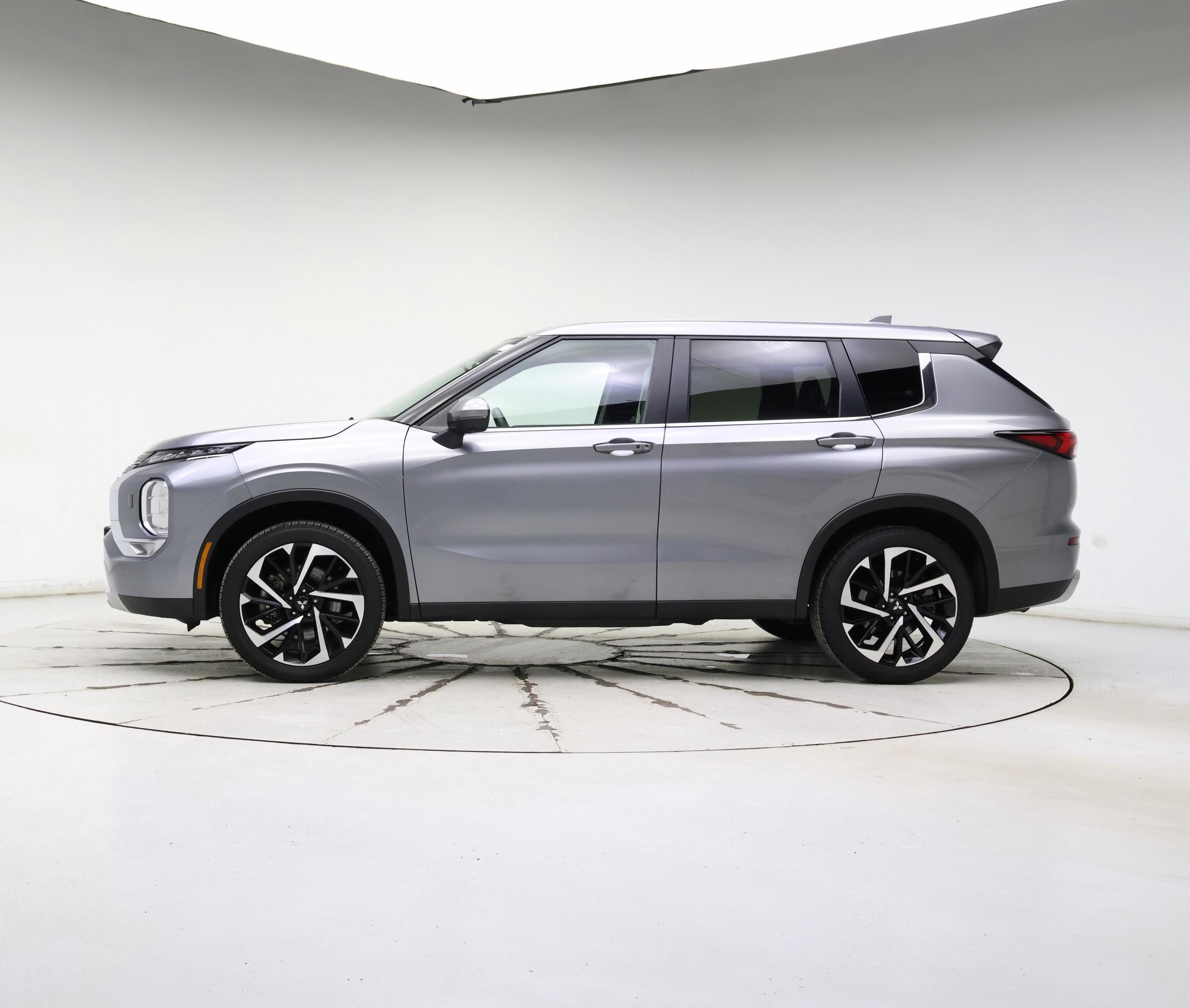 Thumbnail: 2024 Mitsubishi Outlander - 3