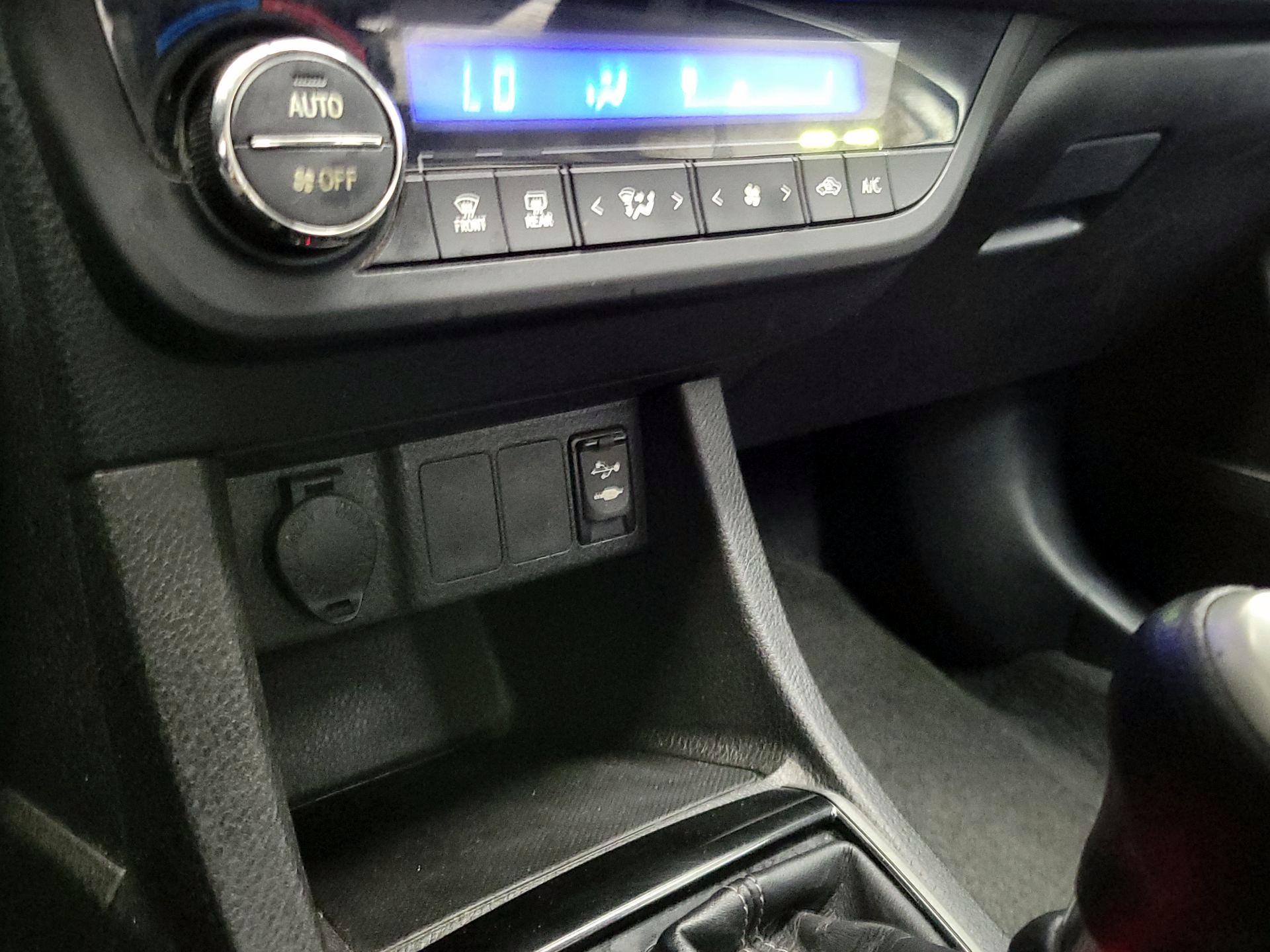 Thumbnail: 2015 Toyota Corolla - 18