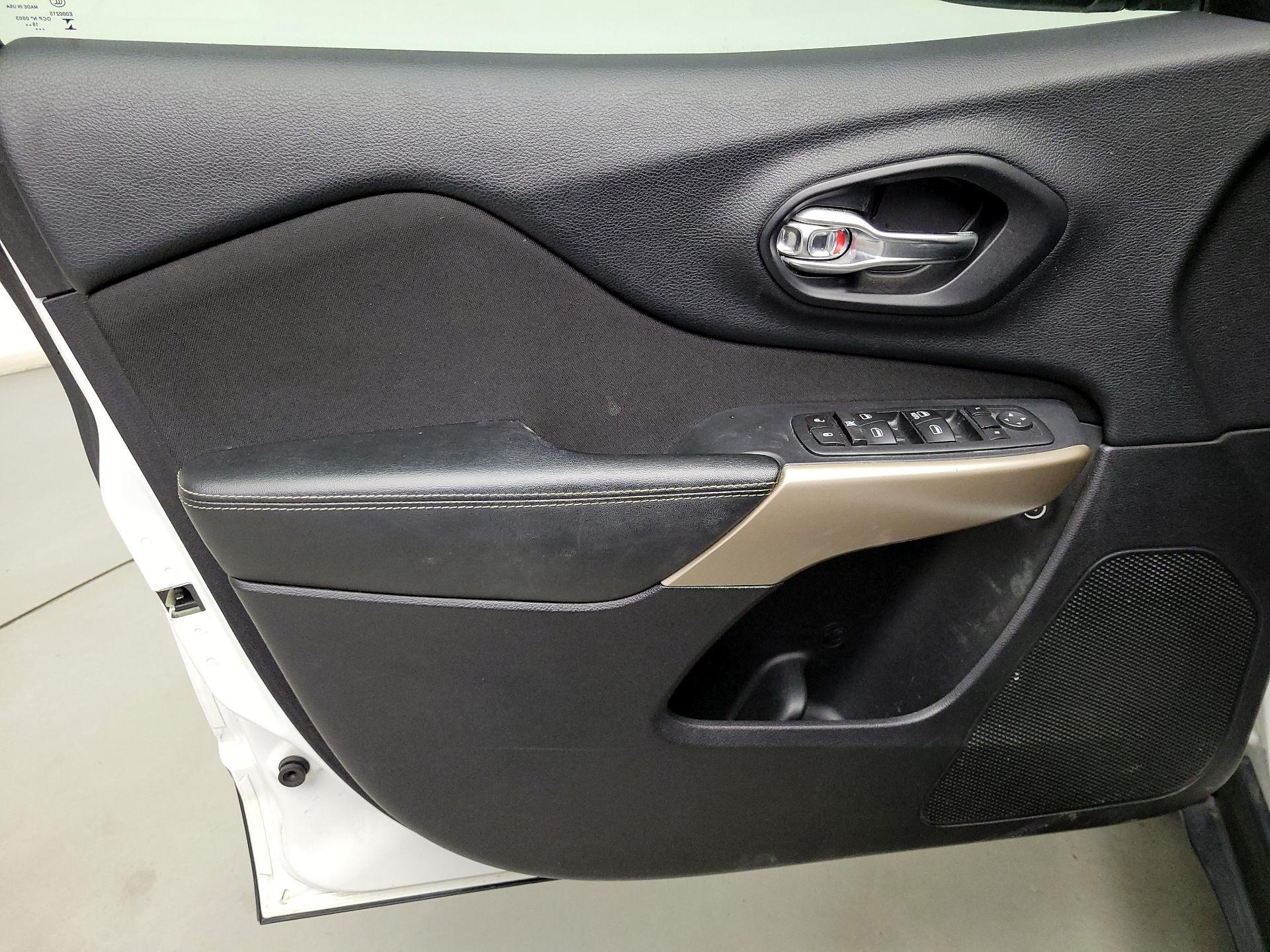 Thumbnail: 2017 Jeep Cherokee - 12