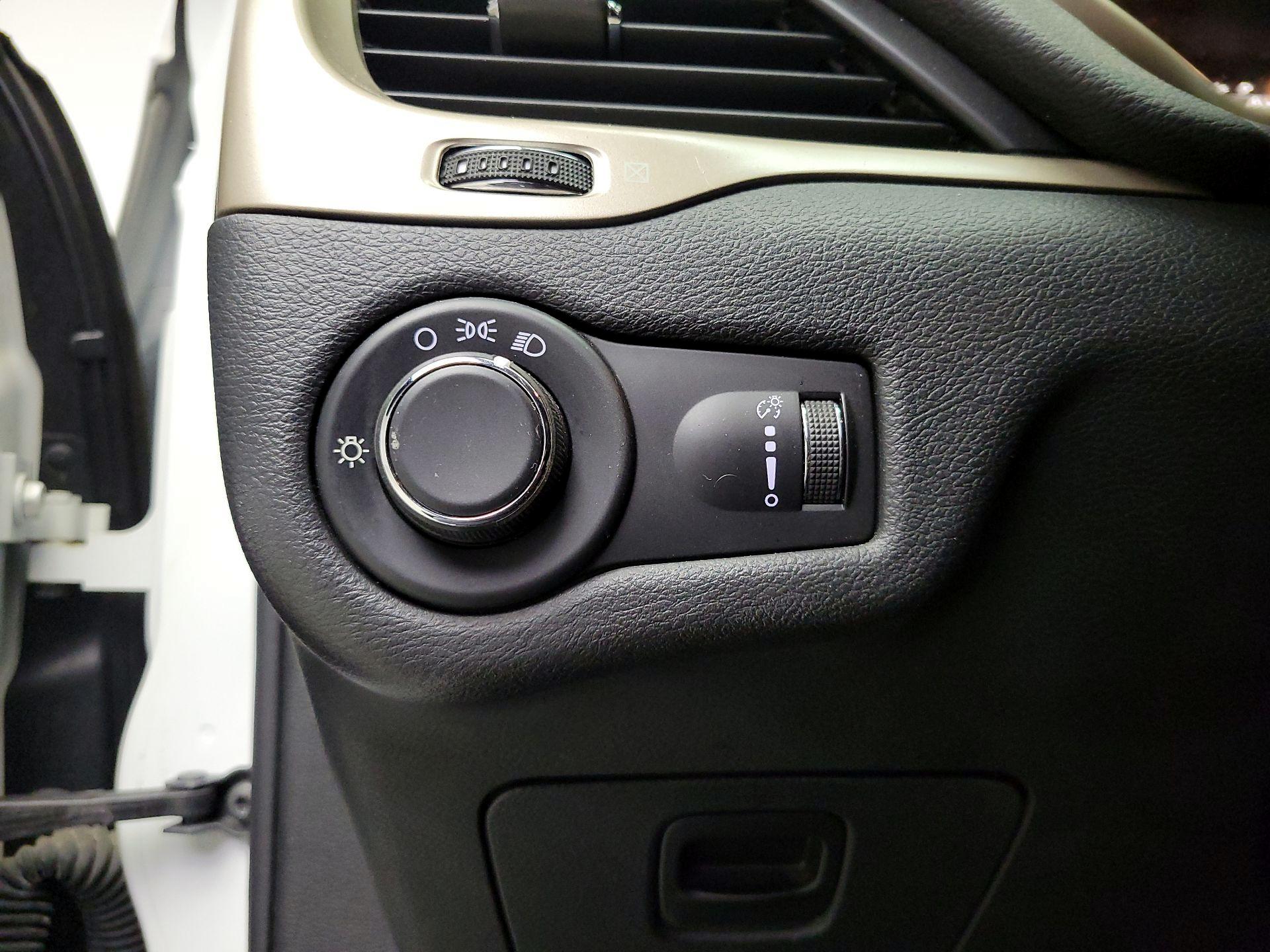 Thumbnail: 2017 Jeep Cherokee - 13