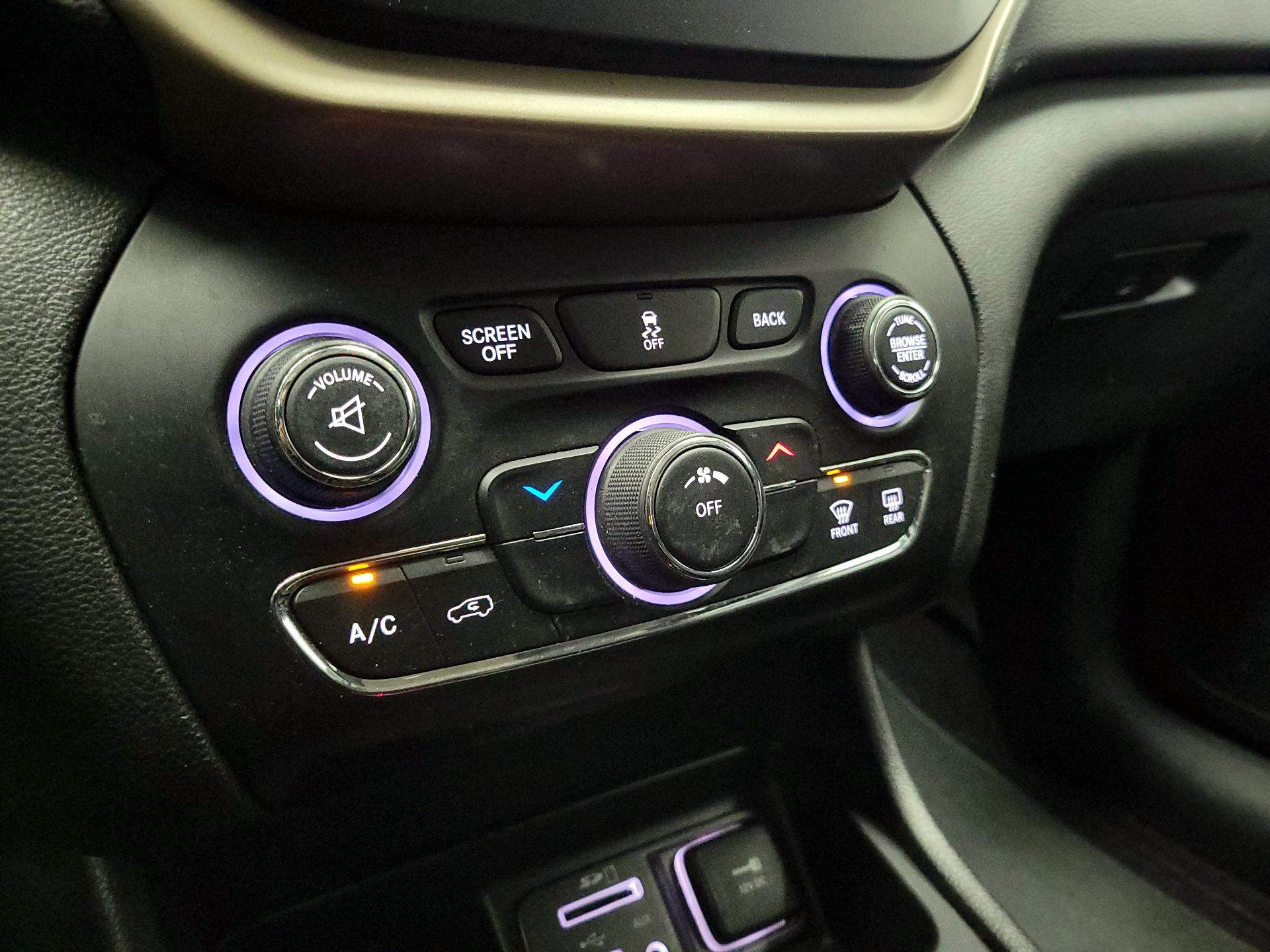 Thumbnail: 2017 Jeep Cherokee - 15