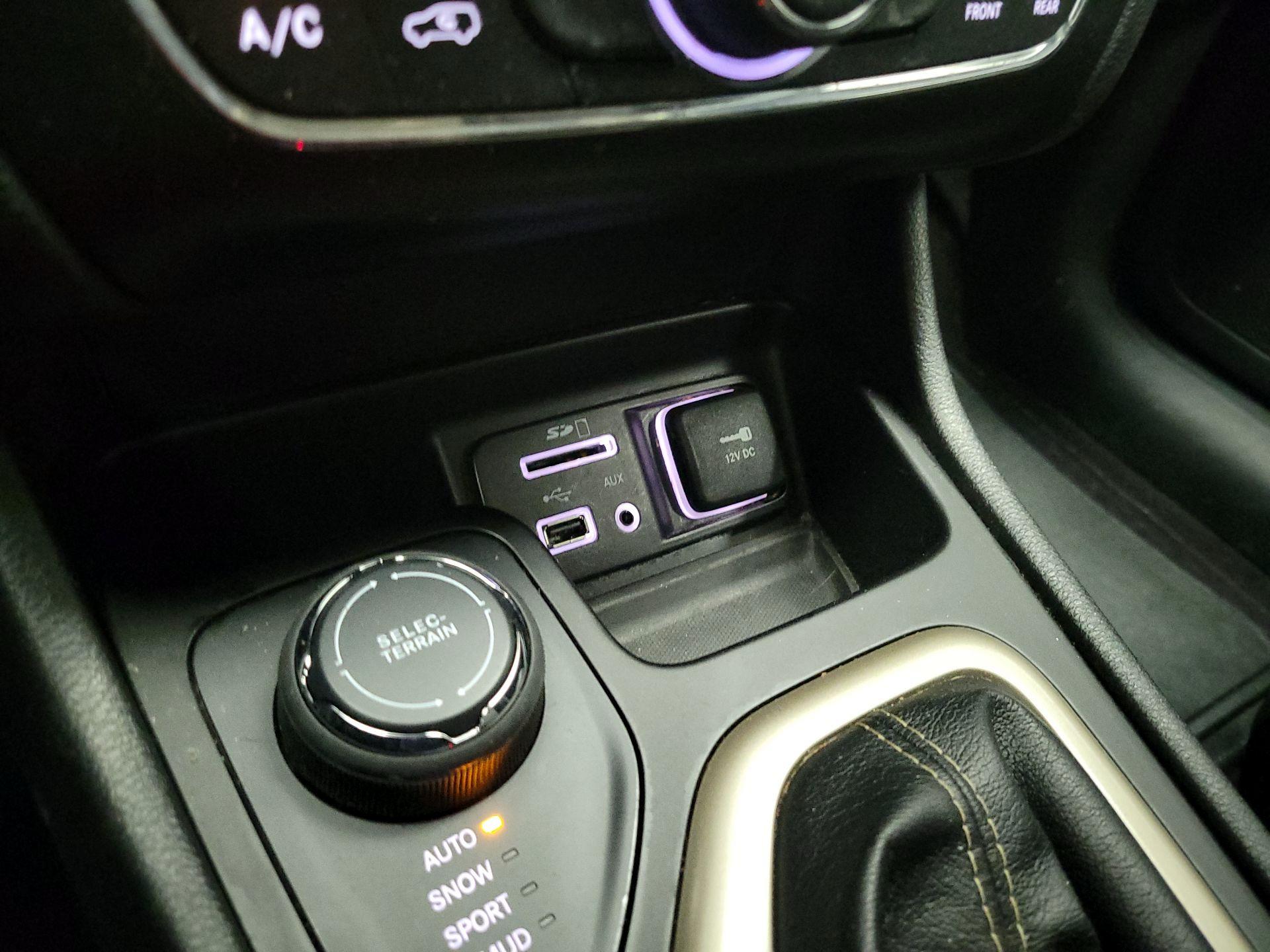 Thumbnail: 2017 Jeep Cherokee - 17