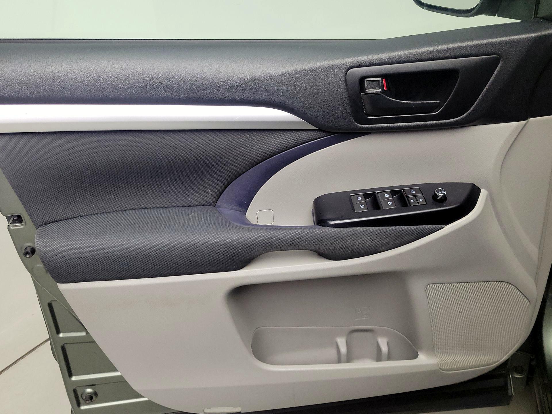 Thumbnail: 2017 Toyota Highlander - 12