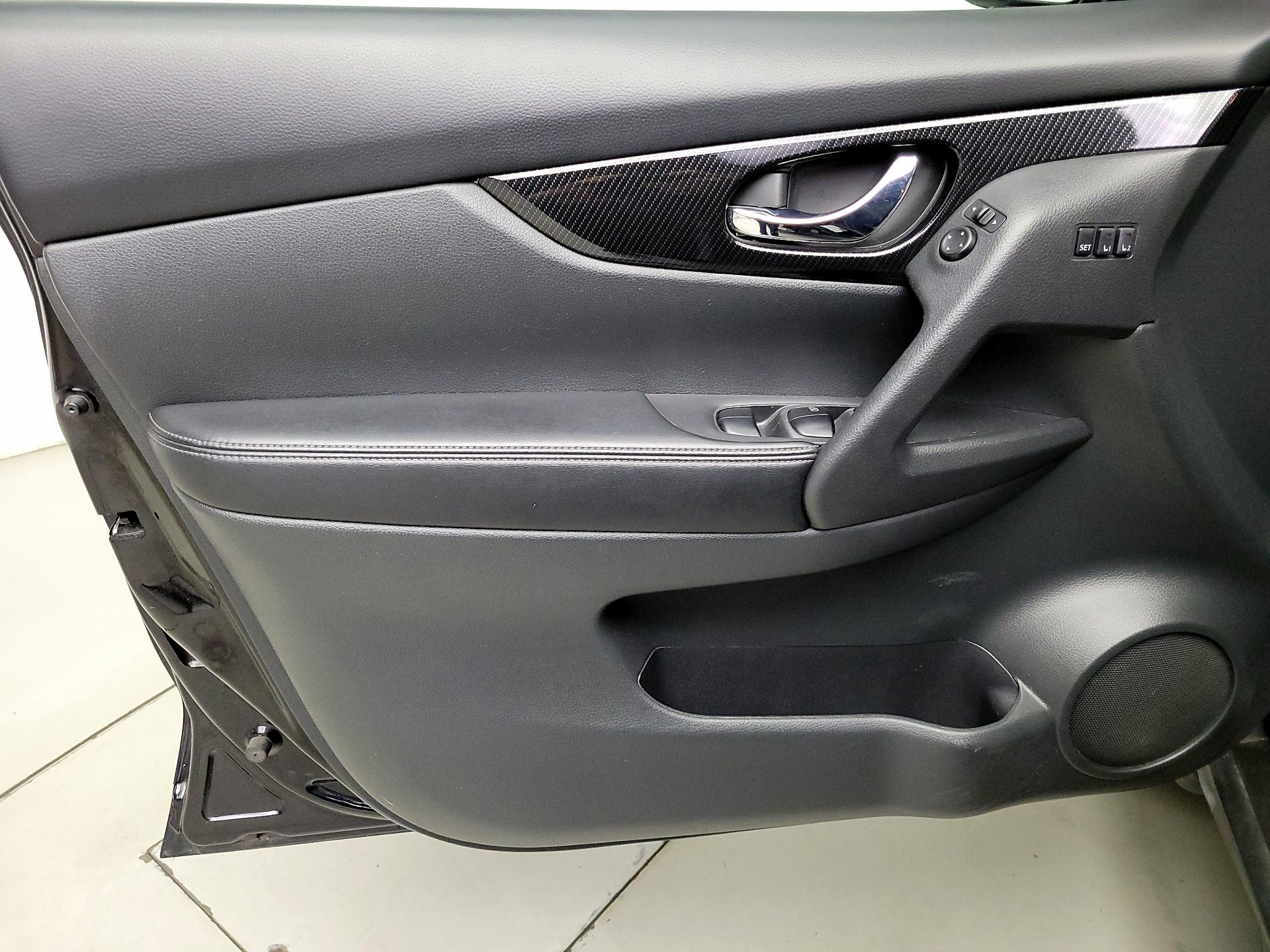 Thumbnail: 2017 Nissan Rogue - 12