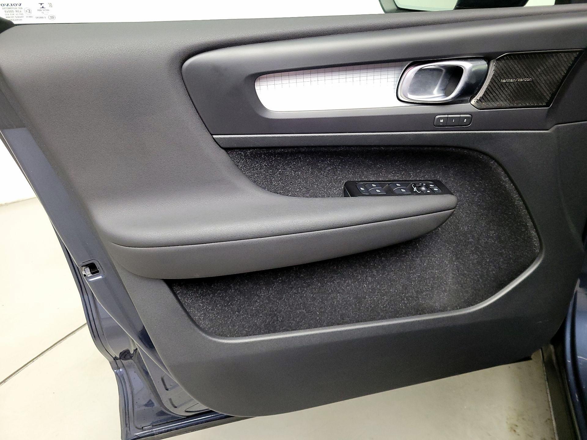 Thumbnail: 2022 Volvo XC40 - 12