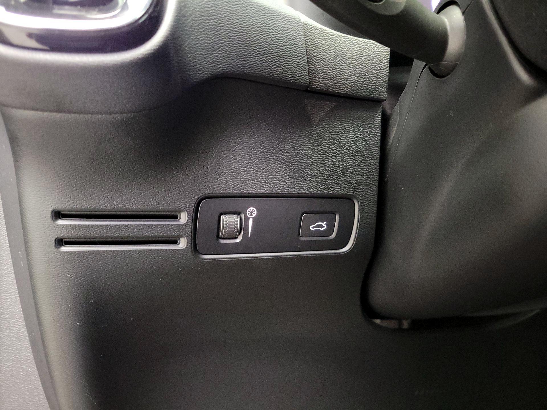 Thumbnail: 2022 Volvo XC40 - 13