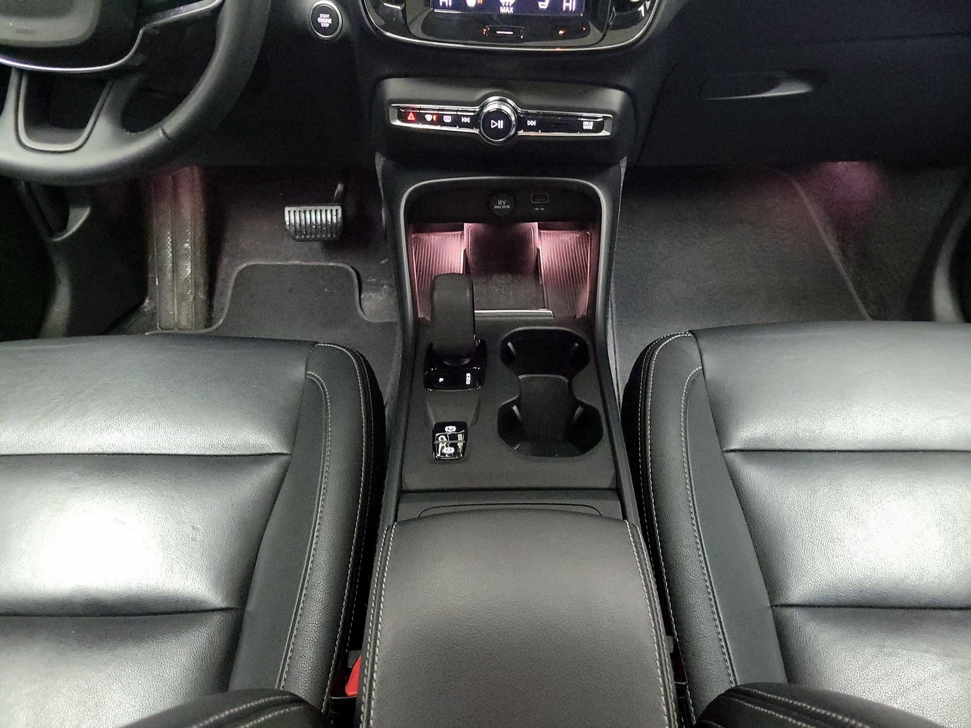 Thumbnail: 2022 Volvo XC40 - 18