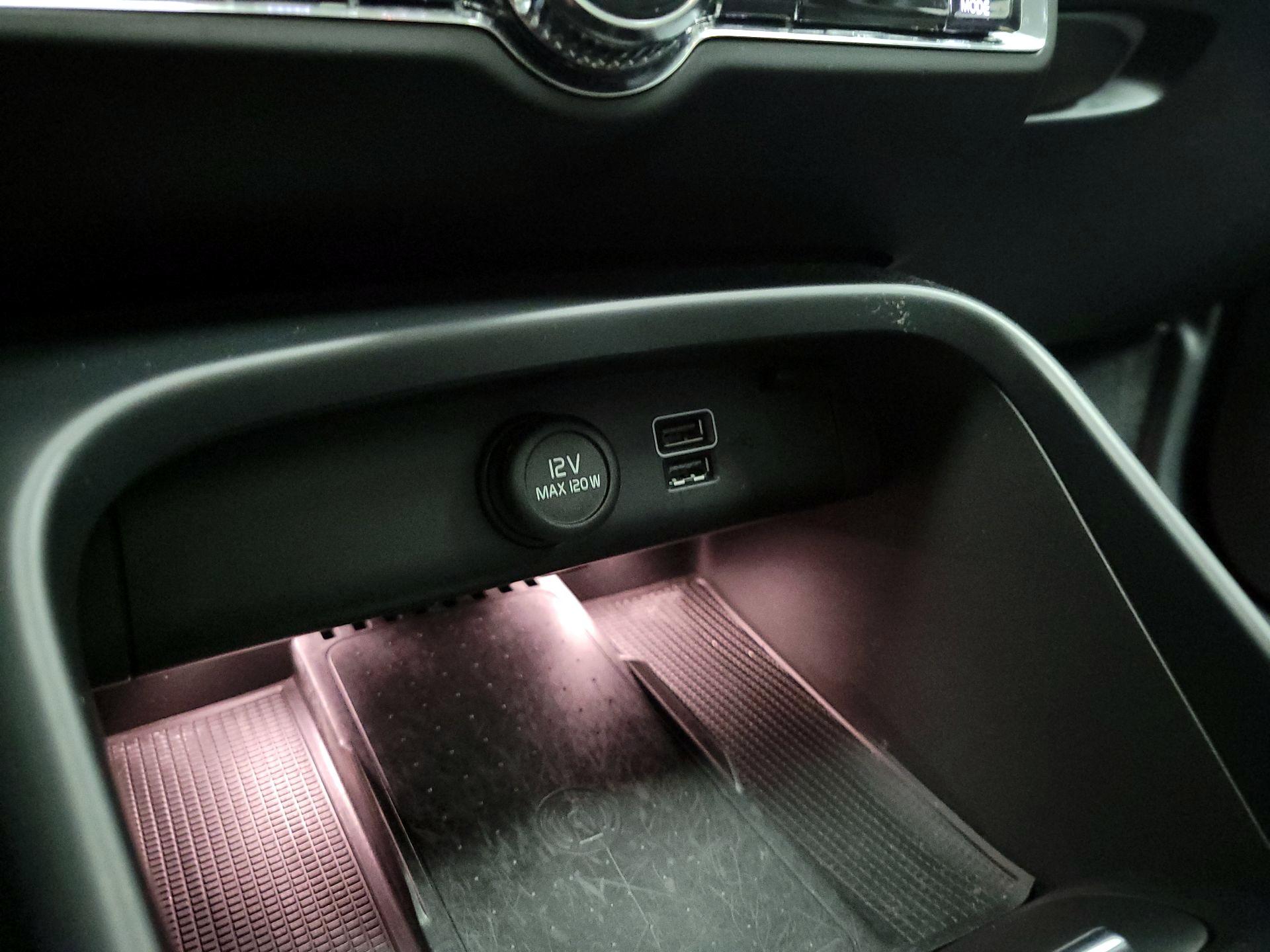 Thumbnail: 2022 Volvo XC40 - 19