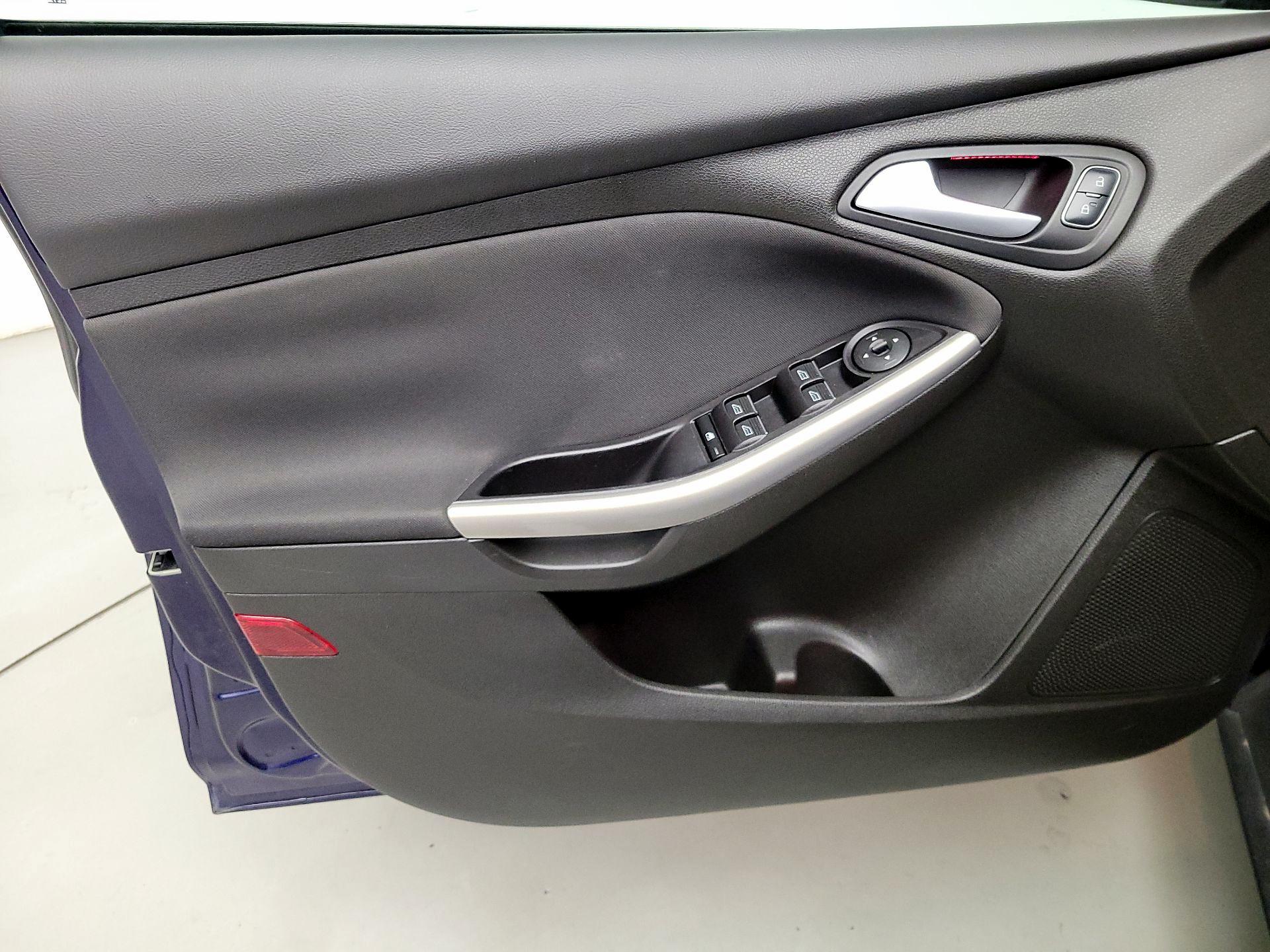 Thumbnail: 2016 Ford Focus - 12