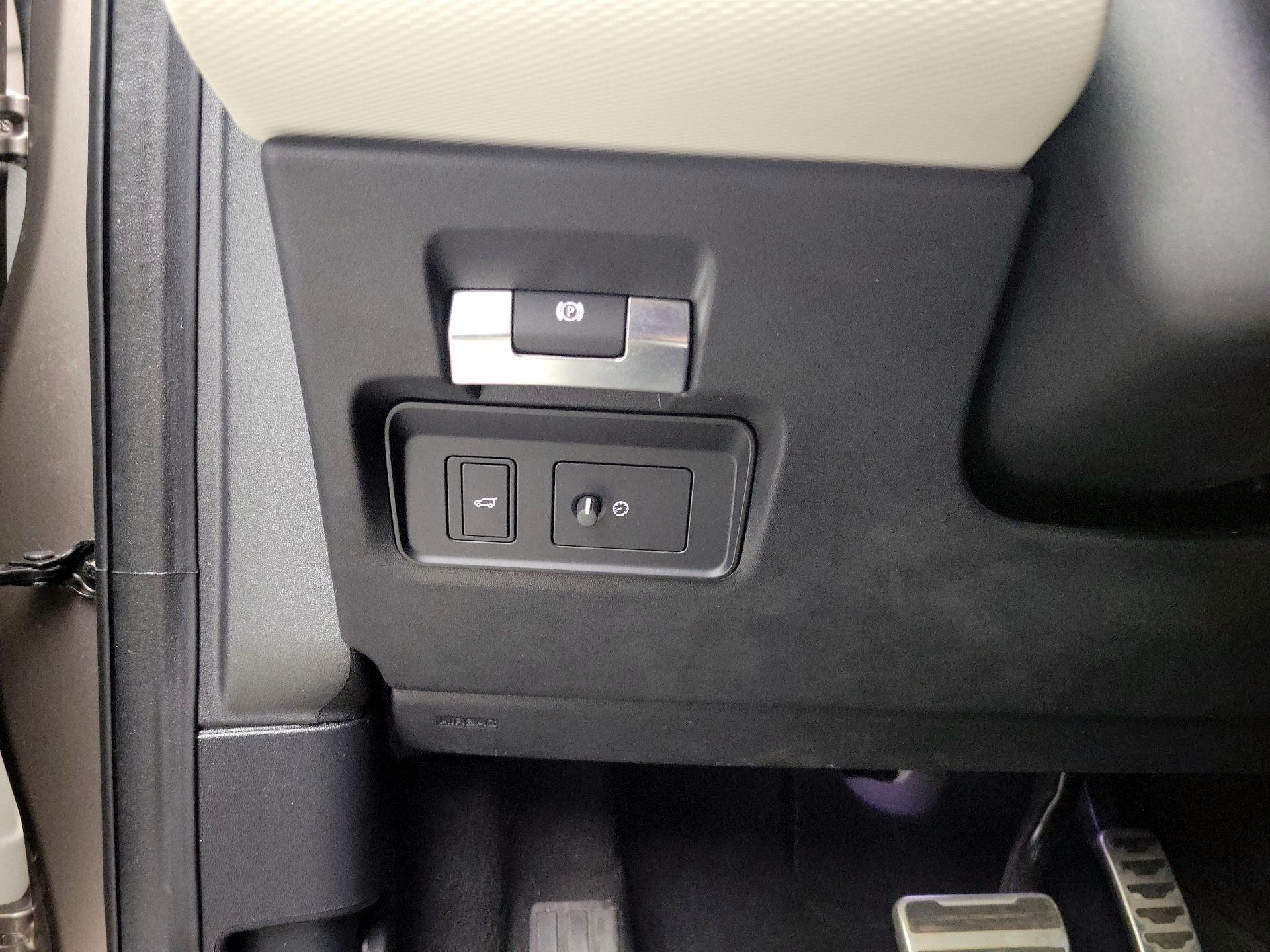 Thumbnail: 2023 Land Rover Discovery Sport - 13