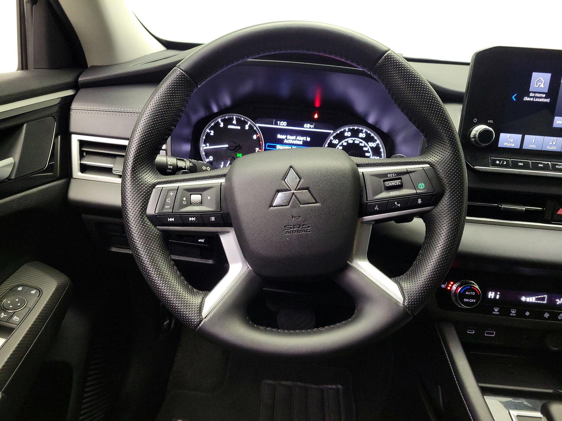 Thumbnail: 2024 Mitsubishi Outlander - 10