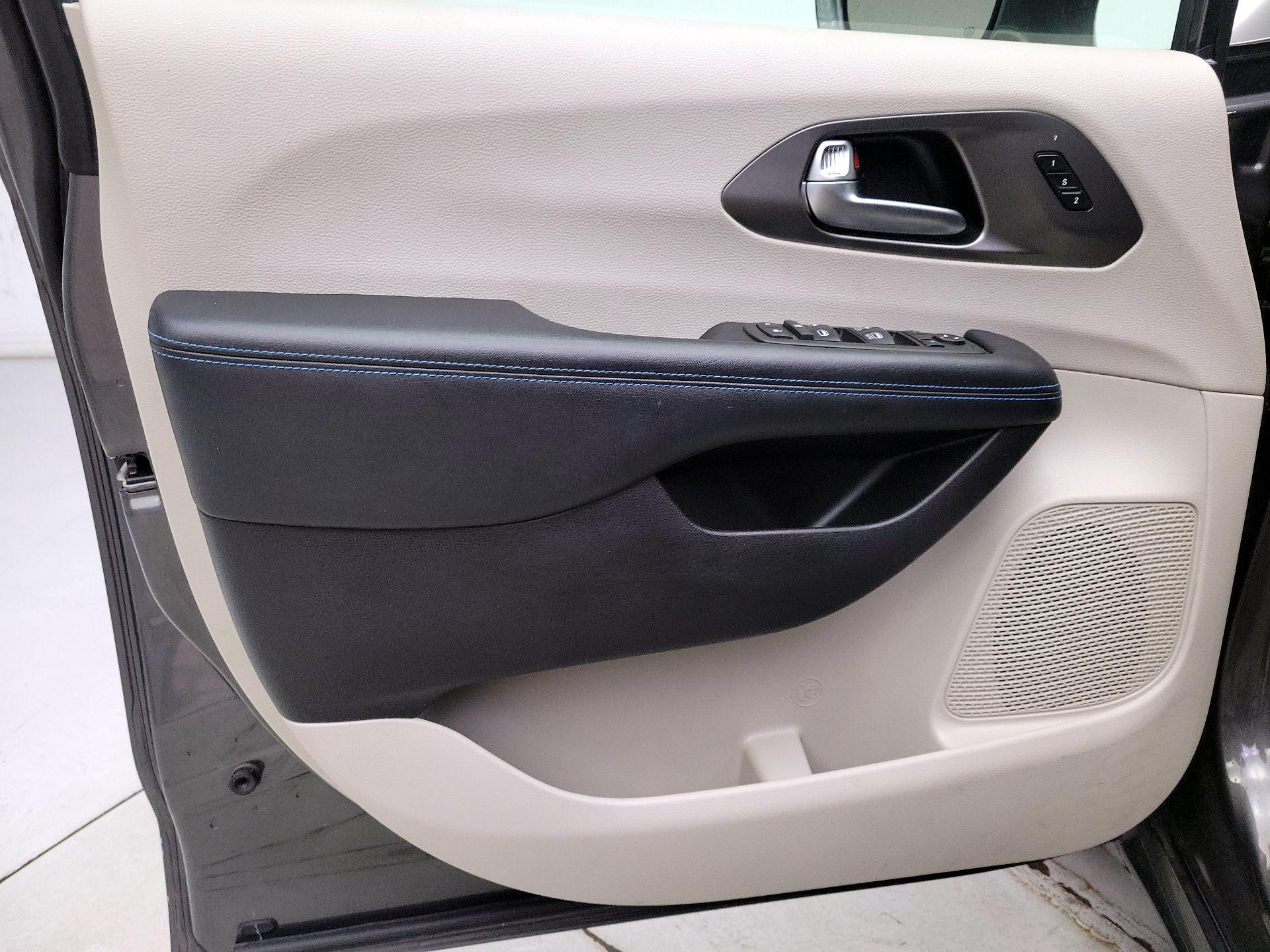 Thumbnail: 2021 Chrysler Pacifica - 12