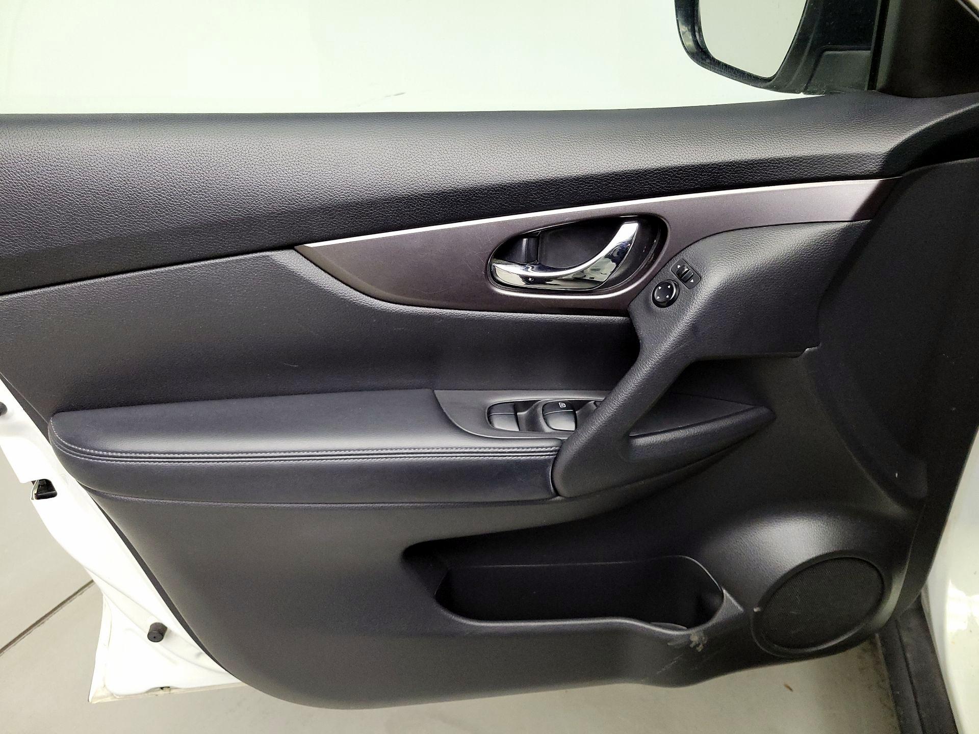 Thumbnail: 2016 Nissan Rogue - 12