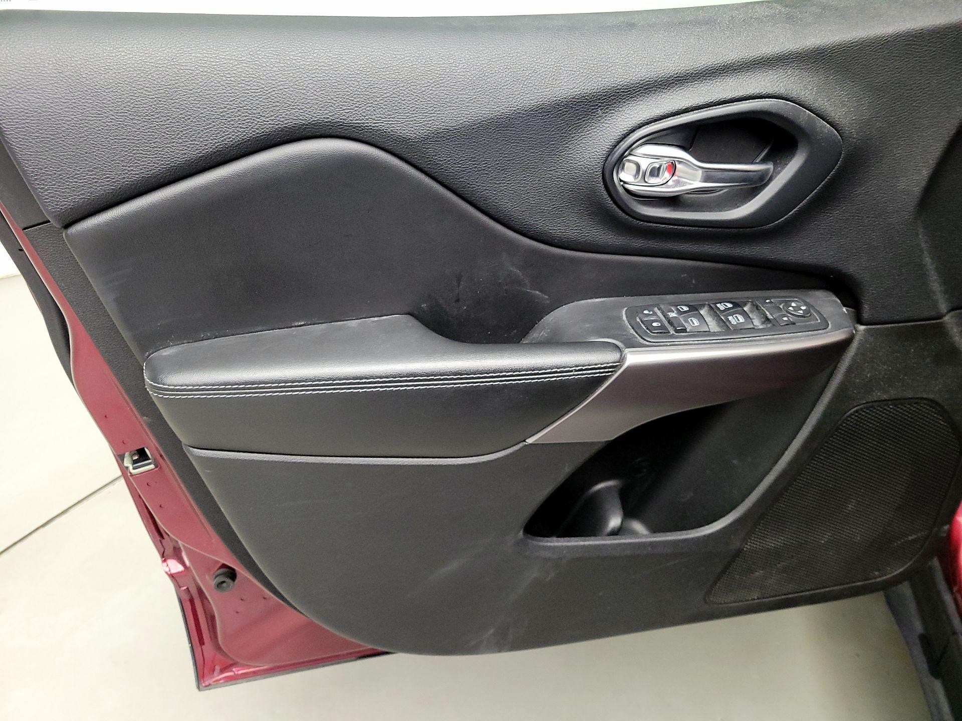 Thumbnail: 2019 Jeep Cherokee - 12