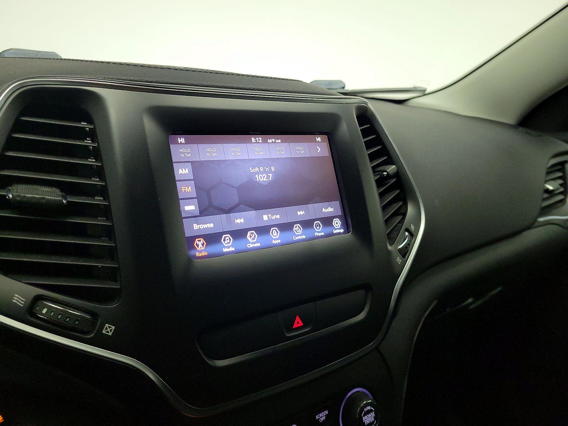 Thumbnail: 2019 Jeep Cherokee - 15