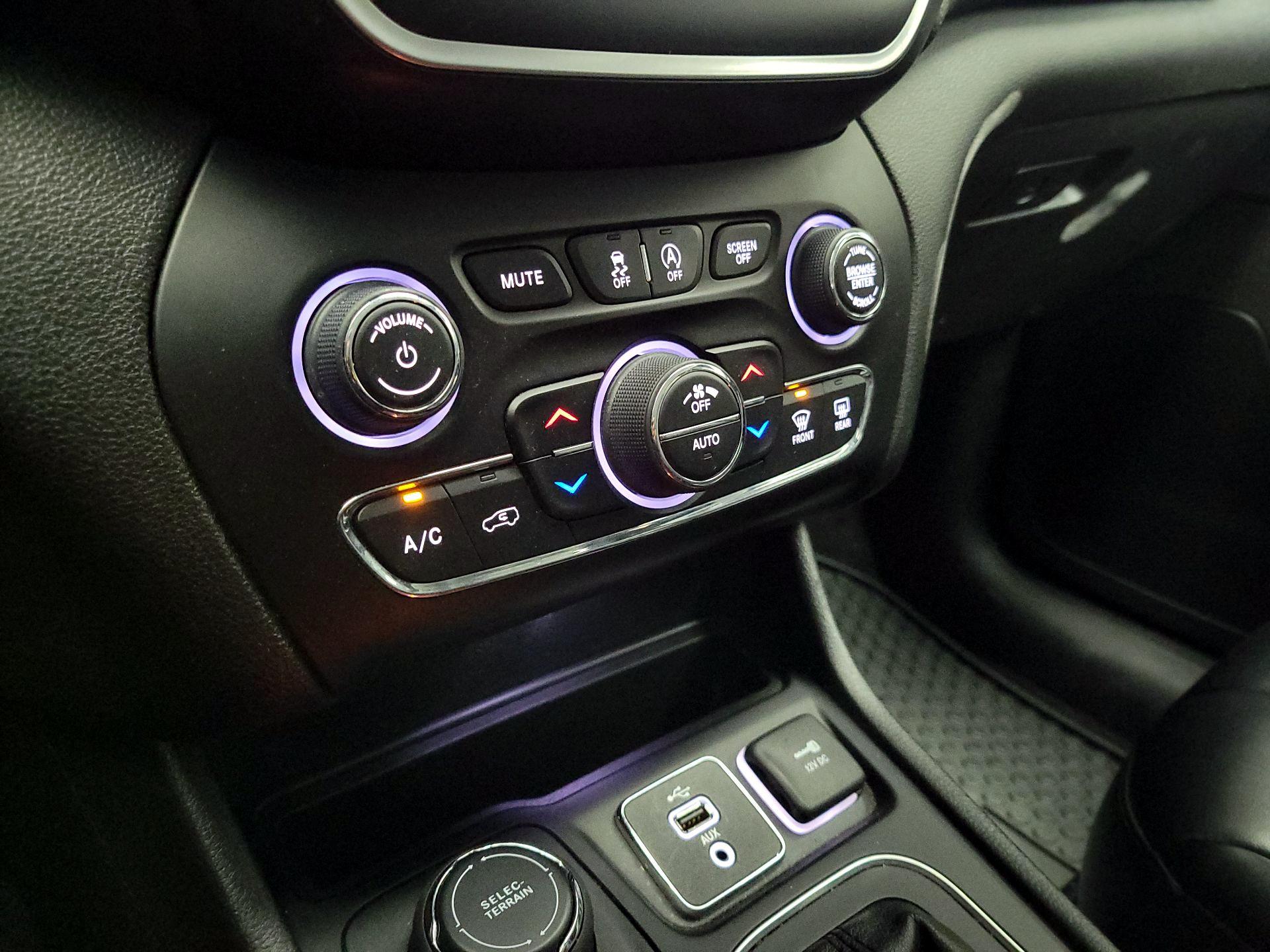 Thumbnail: 2019 Jeep Cherokee - 16