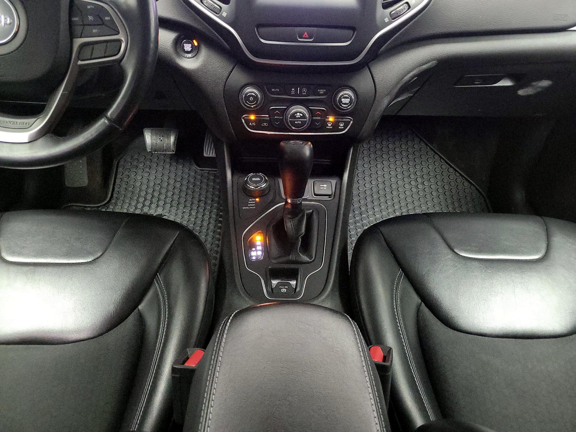 Thumbnail: 2019 Jeep Cherokee - 17