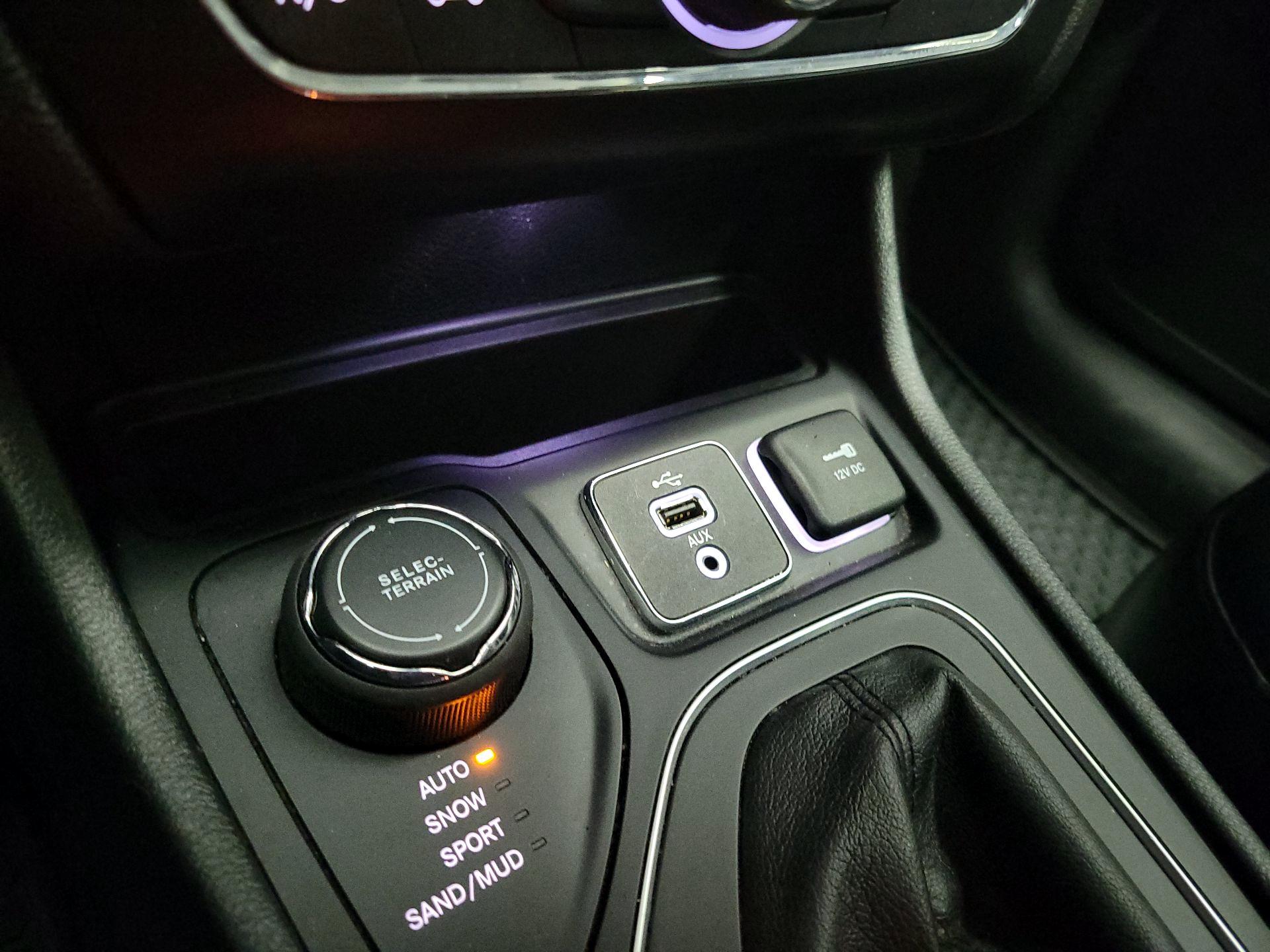 Thumbnail: 2019 Jeep Cherokee - 18