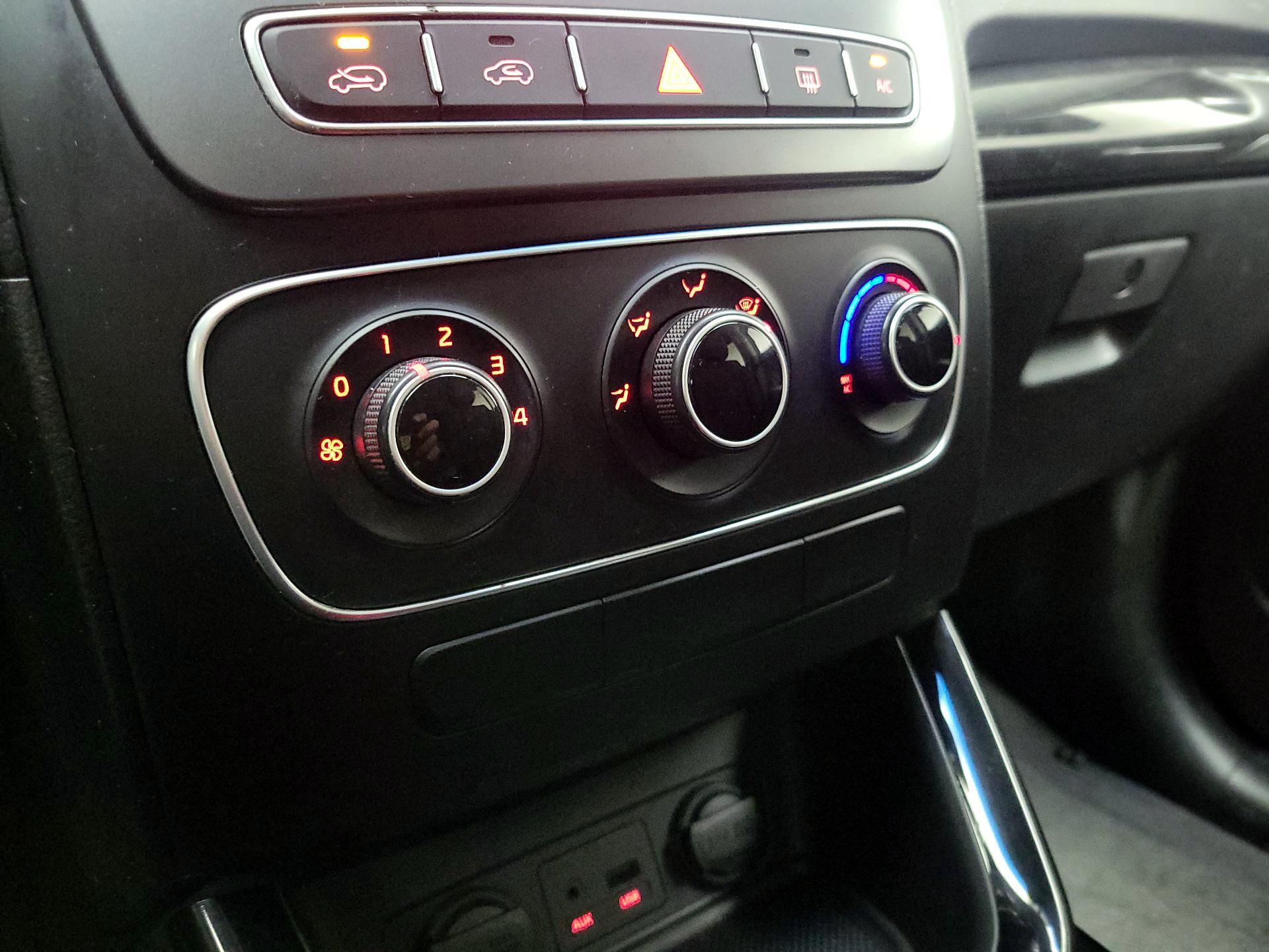 Thumbnail: 2015 Kia Sorento - 15