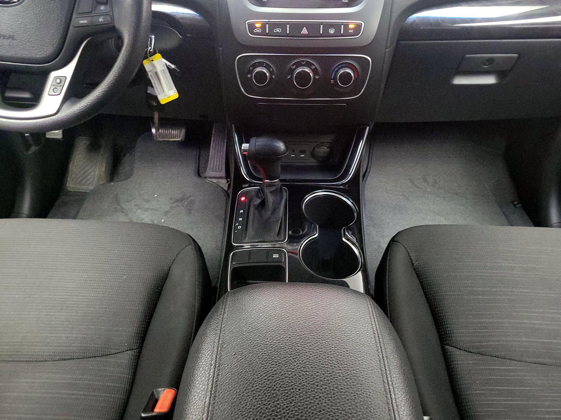 Thumbnail: 2015 Kia Sorento - 16