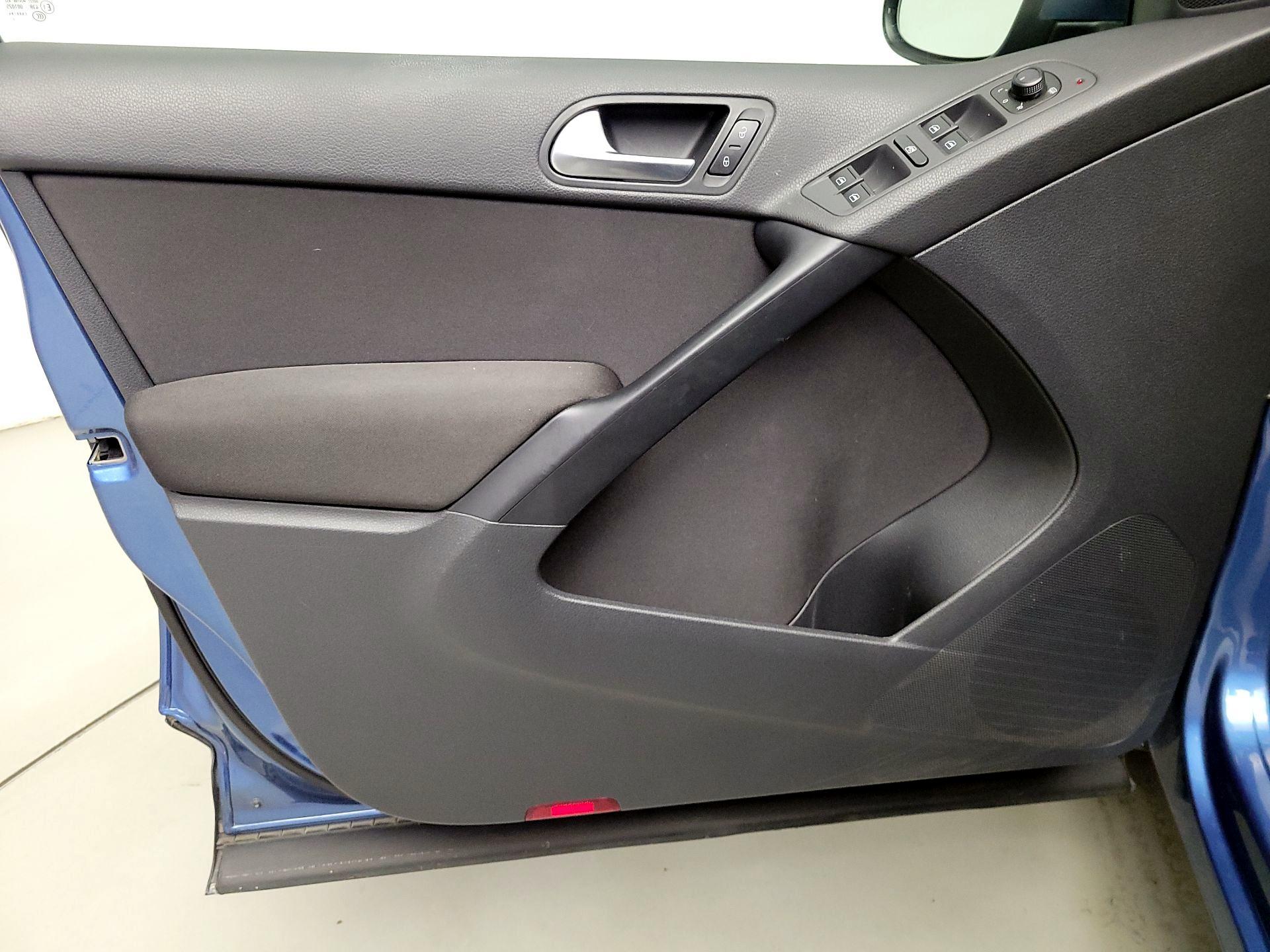 Thumbnail: 2017 Volkswagen Tiguan - 12