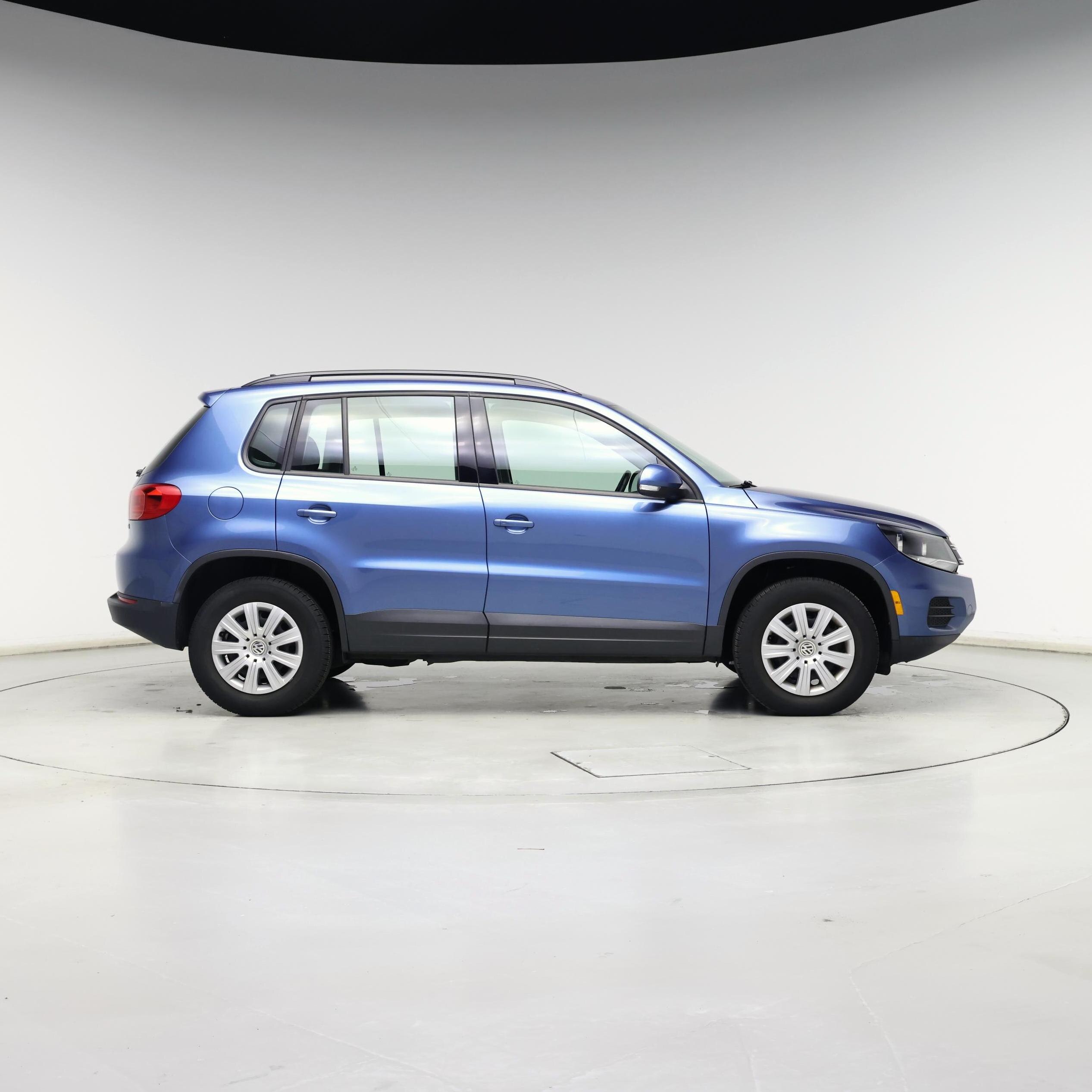 Thumbnail: 2017 Volkswagen Tiguan - 7