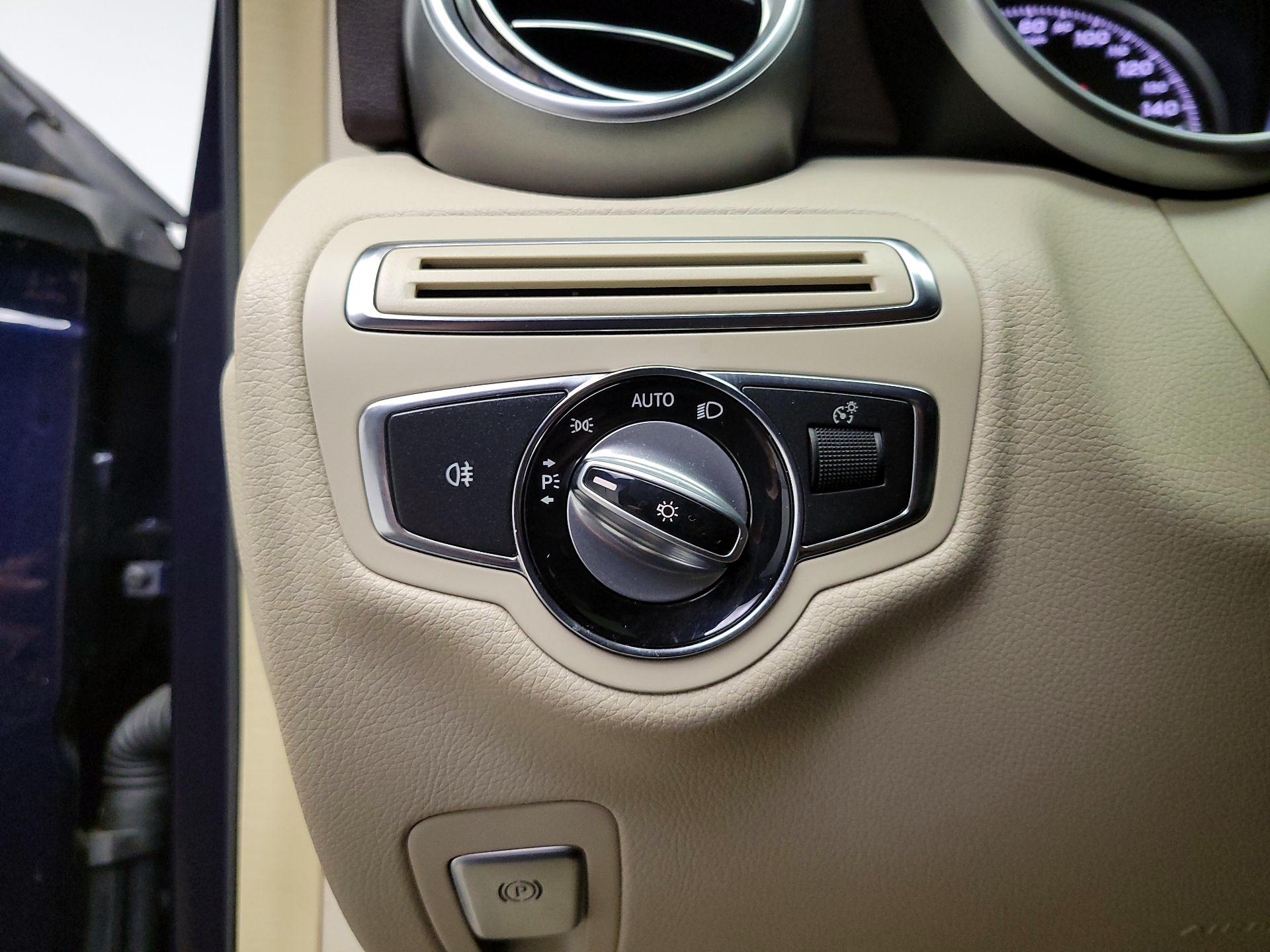 Thumbnail: 2015 Mercedes-Benz C-Class - 13