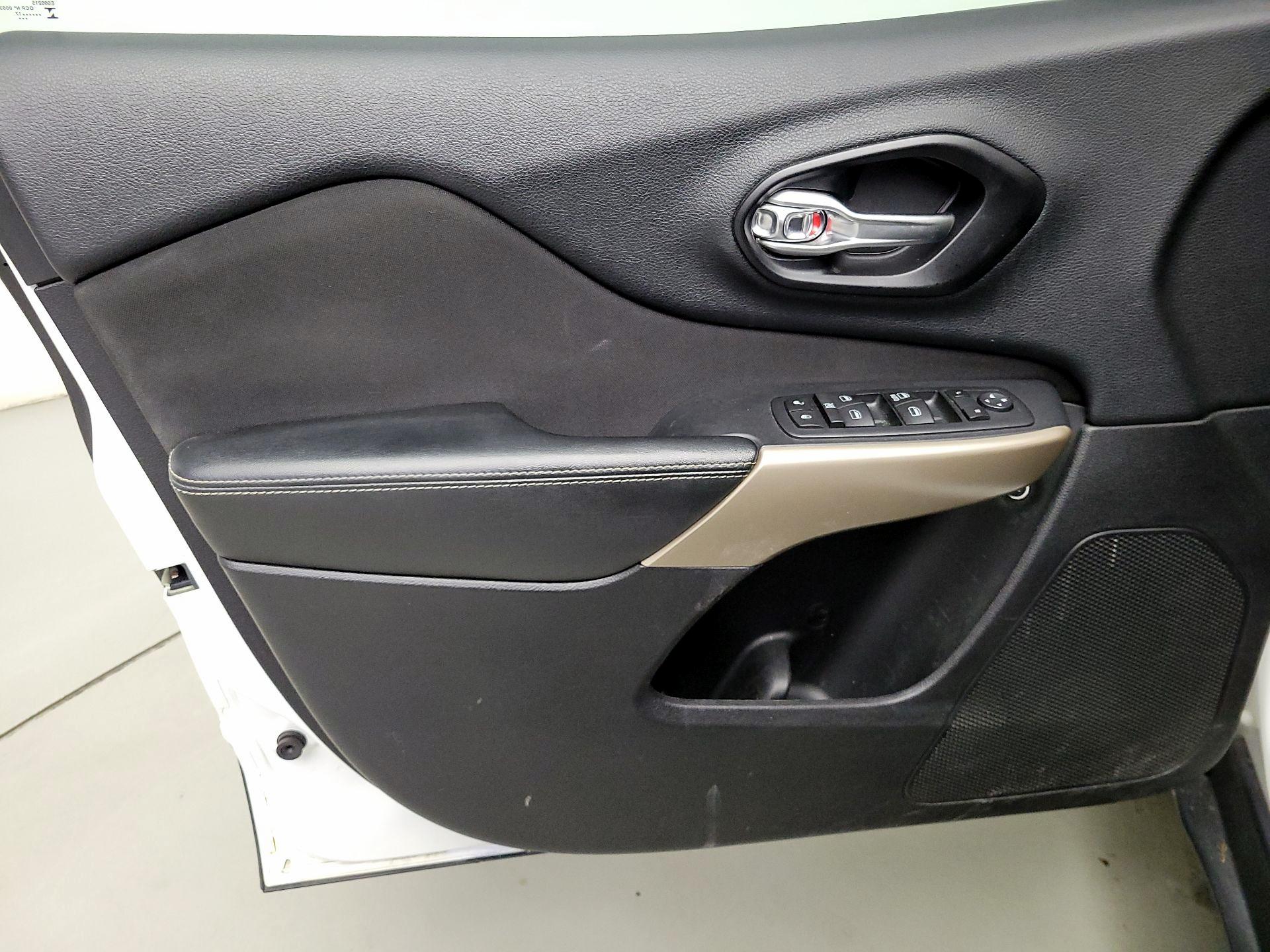 Thumbnail: 2017 Jeep Cherokee - 12