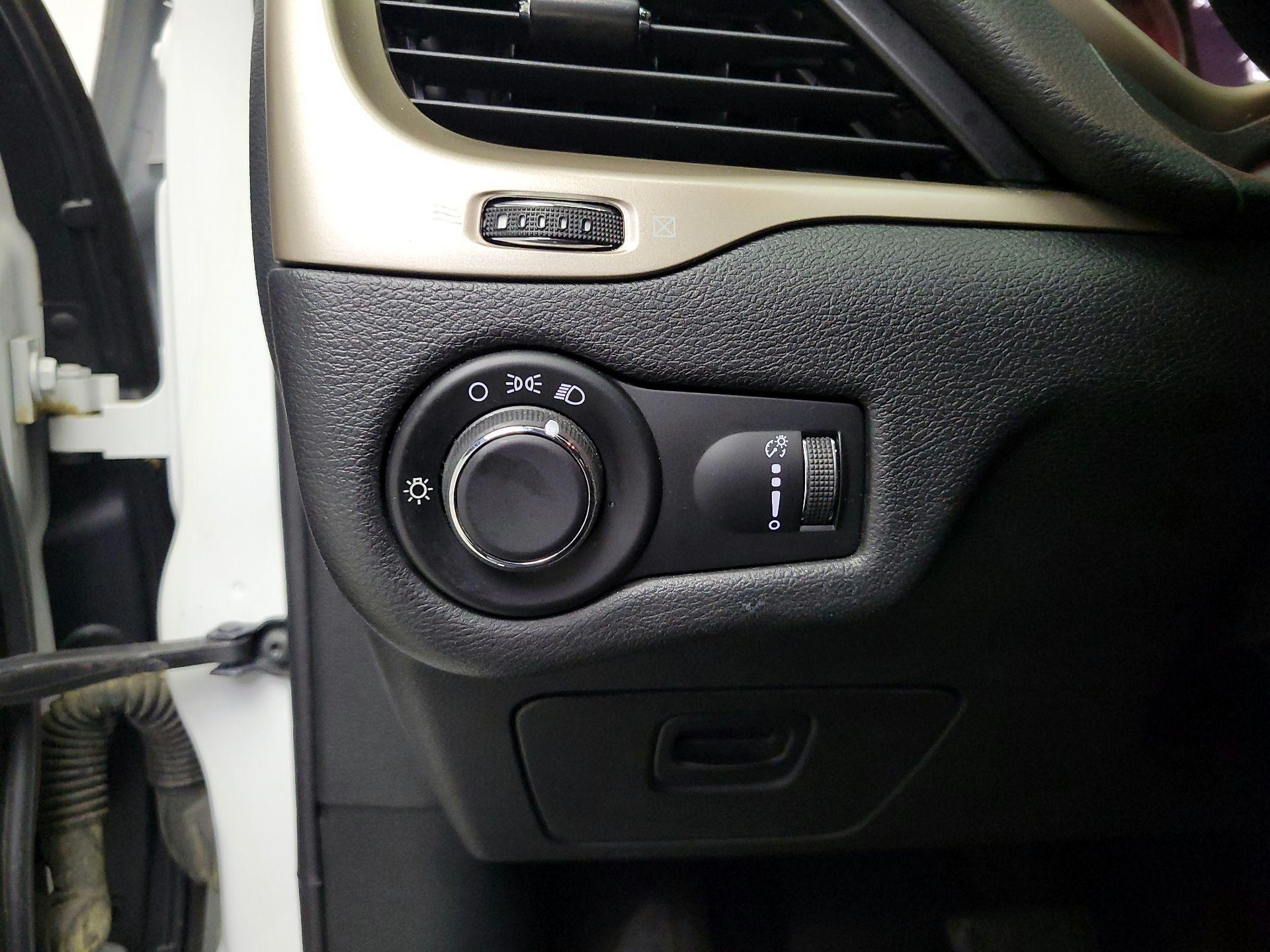 Thumbnail: 2017 Jeep Cherokee - 13