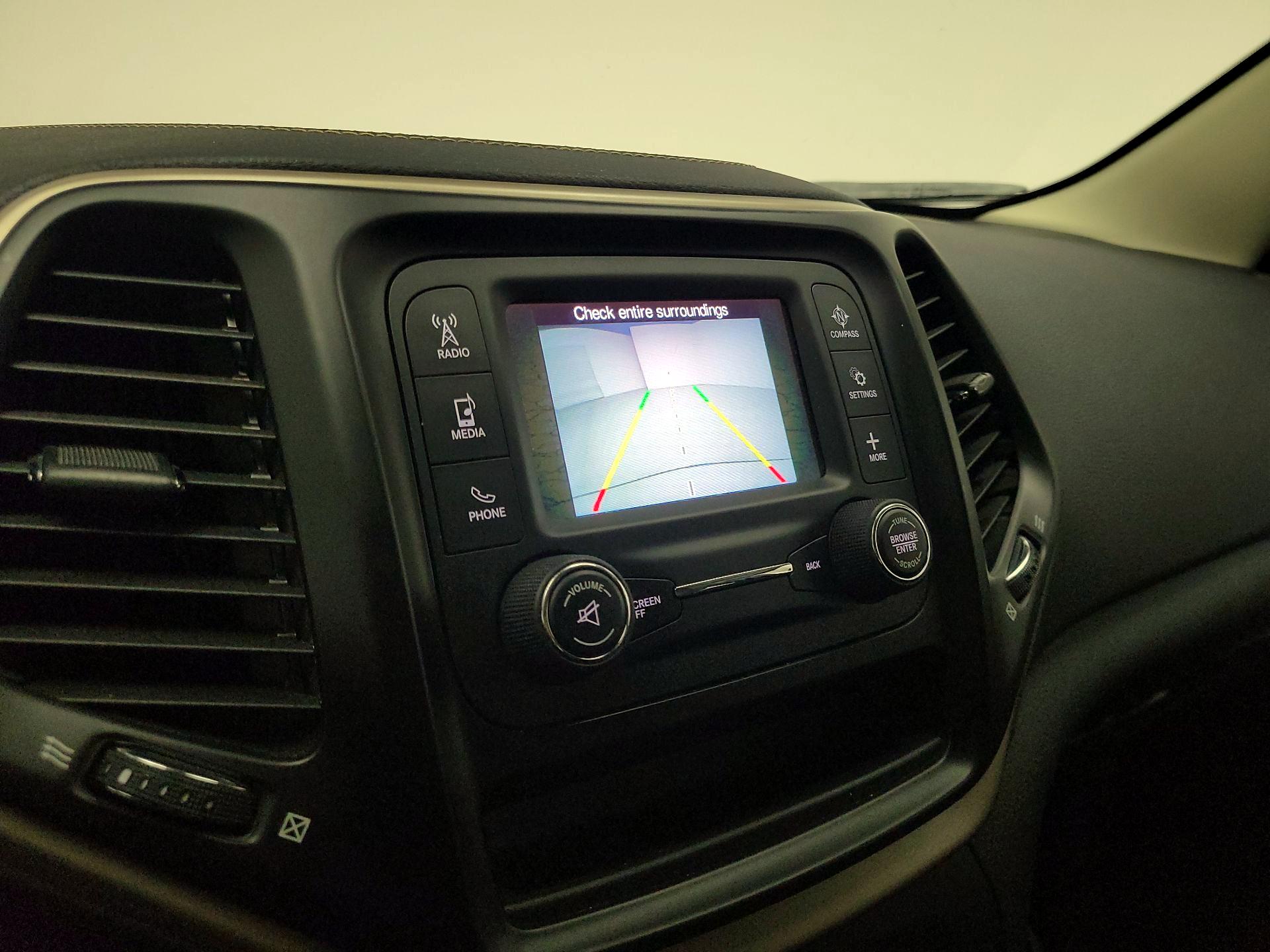 Thumbnail: 2017 Jeep Cherokee - 14