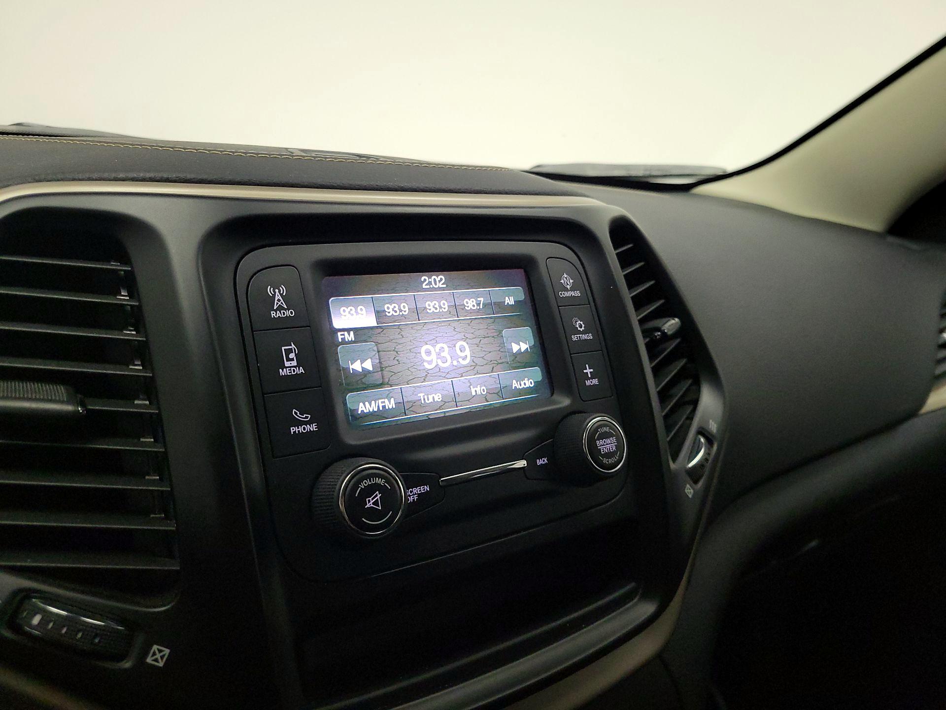 Thumbnail: 2017 Jeep Cherokee - 15