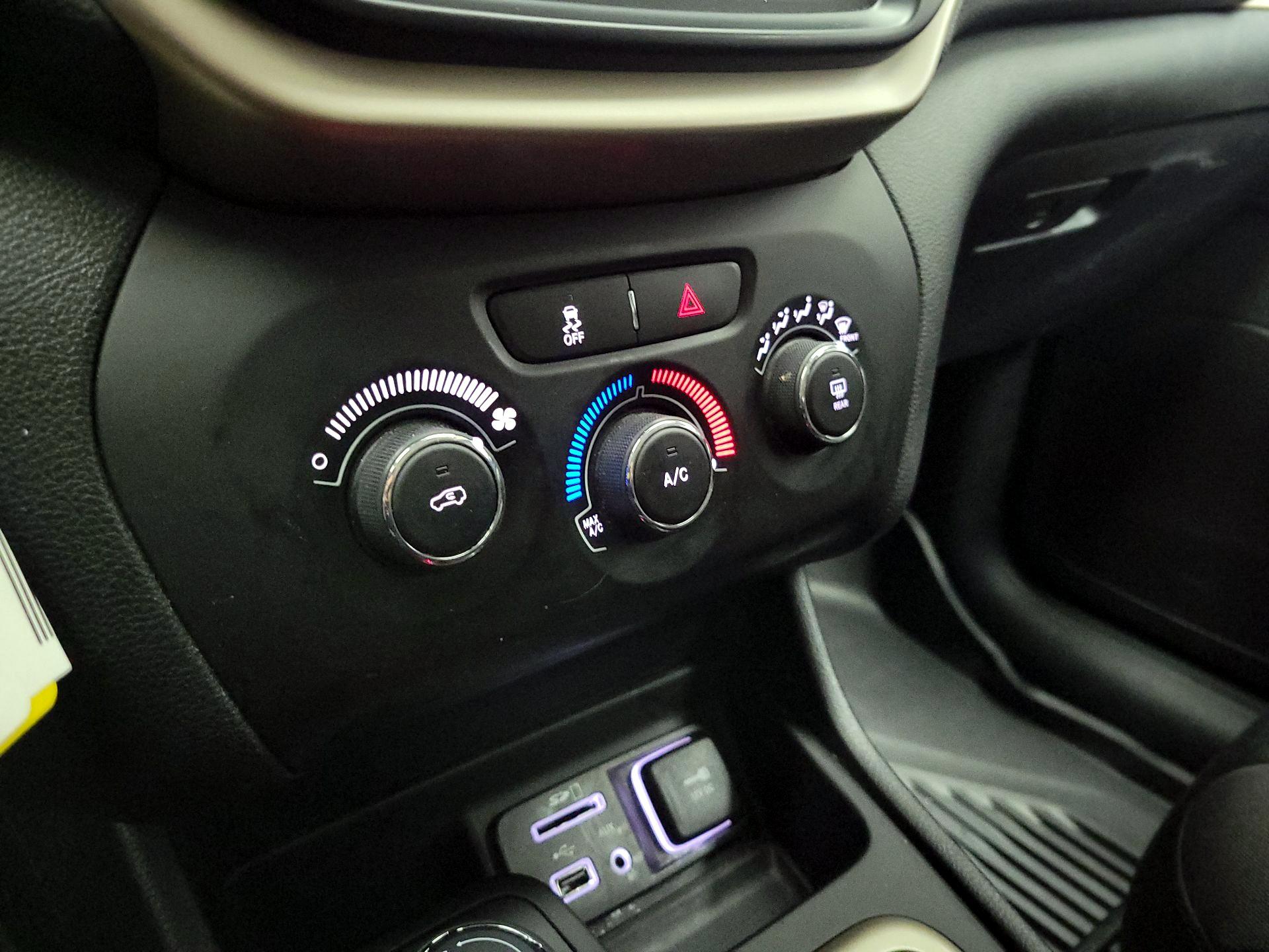 Thumbnail: 2017 Jeep Cherokee - 16