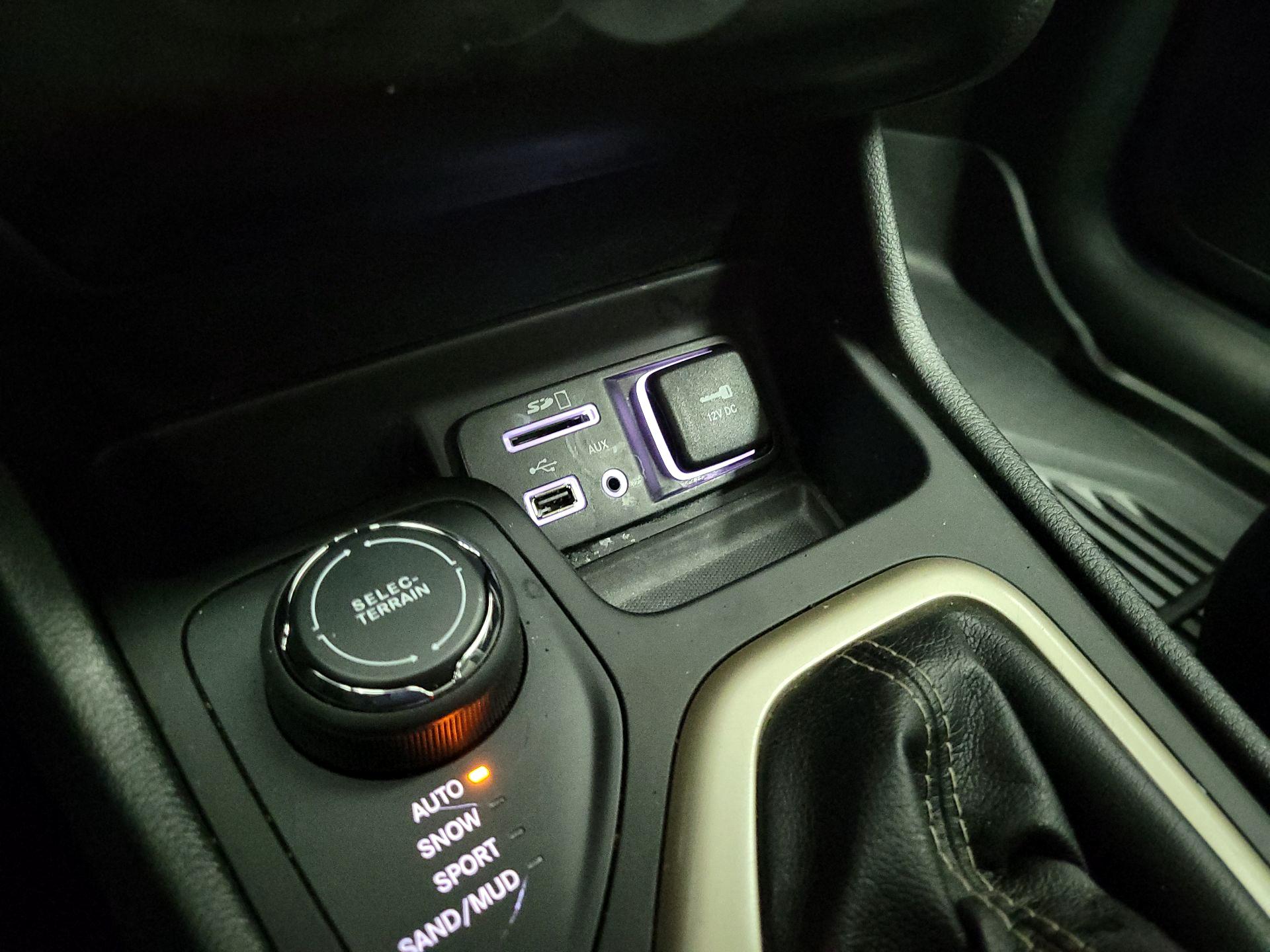 Thumbnail: 2017 Jeep Cherokee - 18