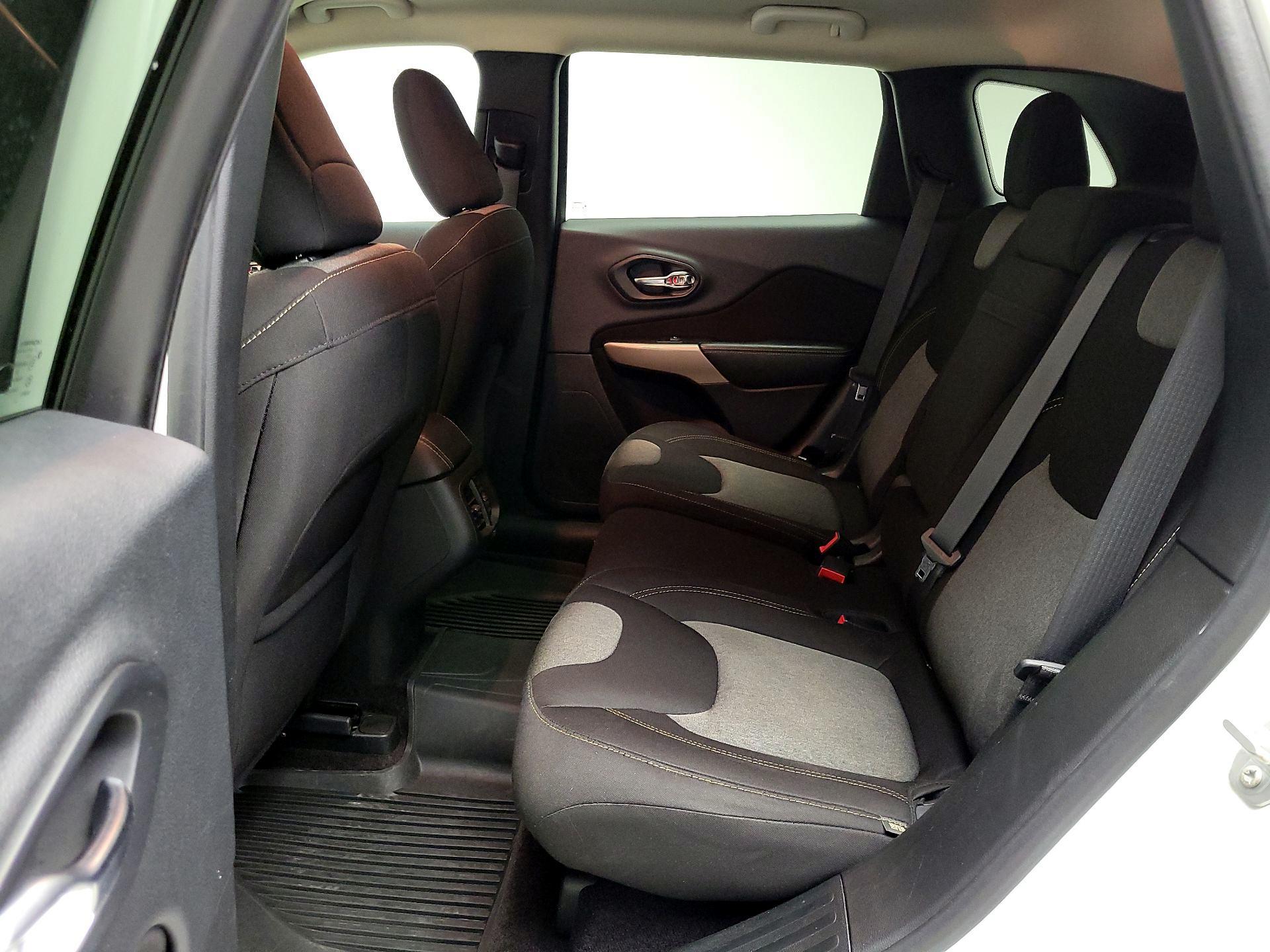 Thumbnail: 2017 Jeep Cherokee - 19