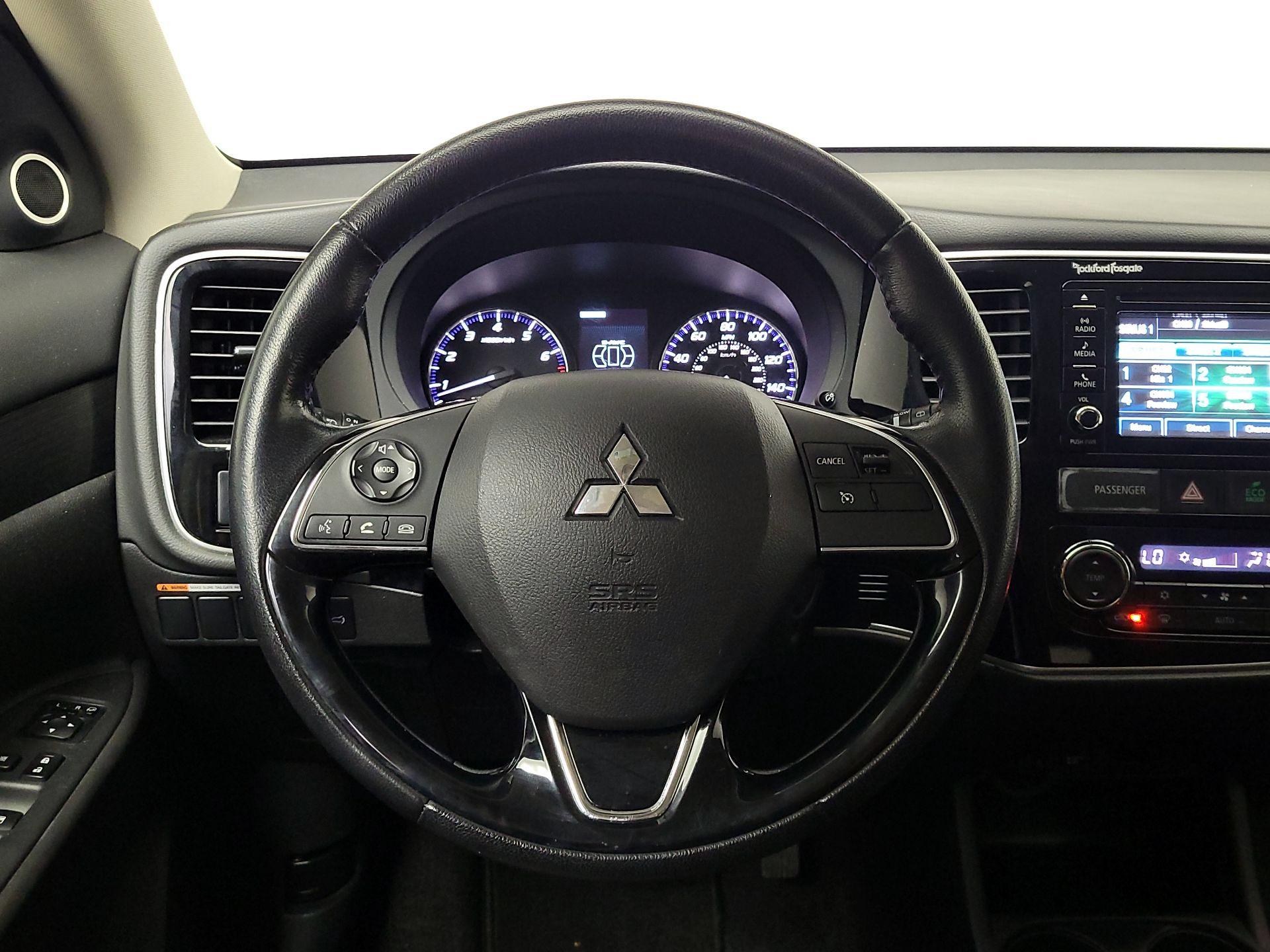 Thumbnail: 2016 Mitsubishi Outlander - 10