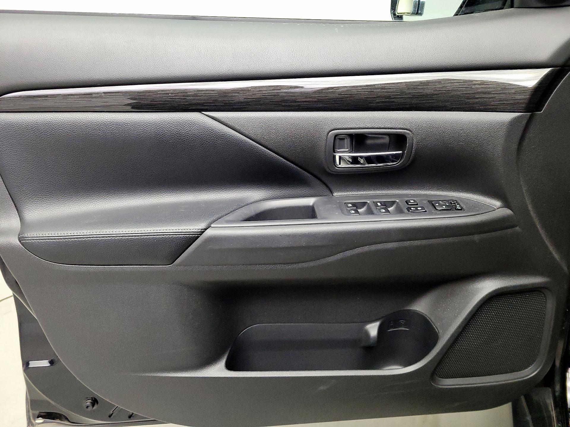 Thumbnail: 2016 Mitsubishi Outlander - 12