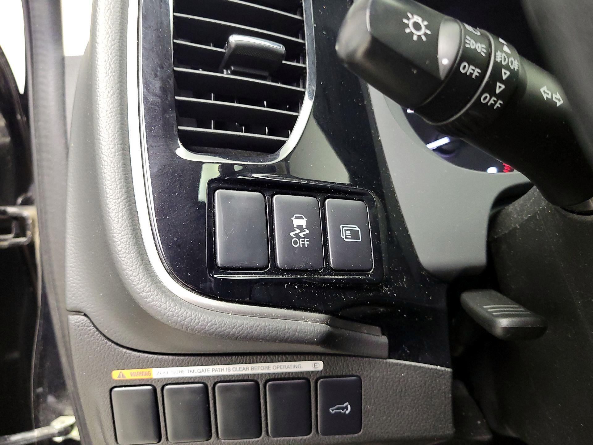 Thumbnail: 2016 Mitsubishi Outlander - 13