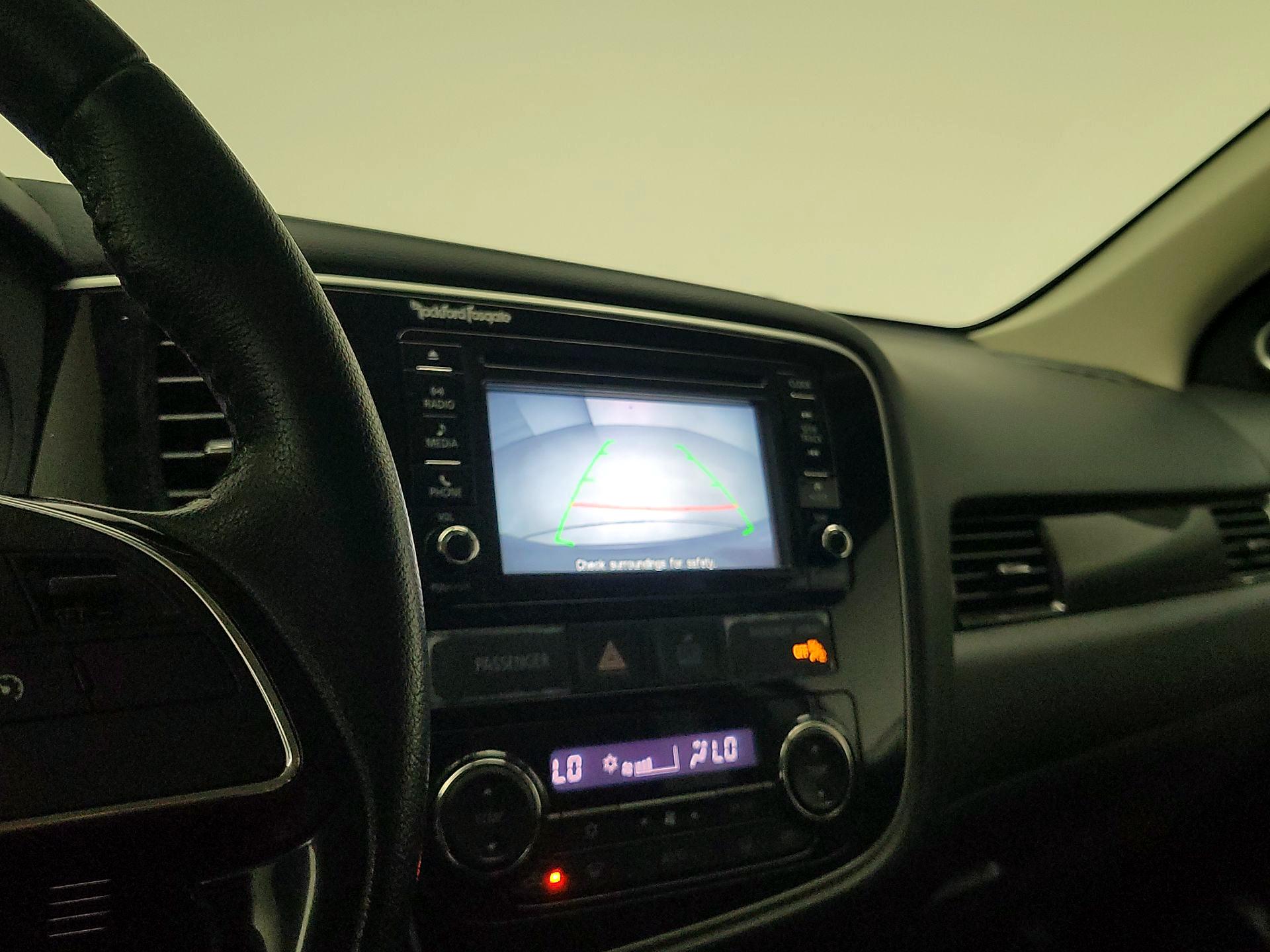 Thumbnail: 2016 Mitsubishi Outlander - 14